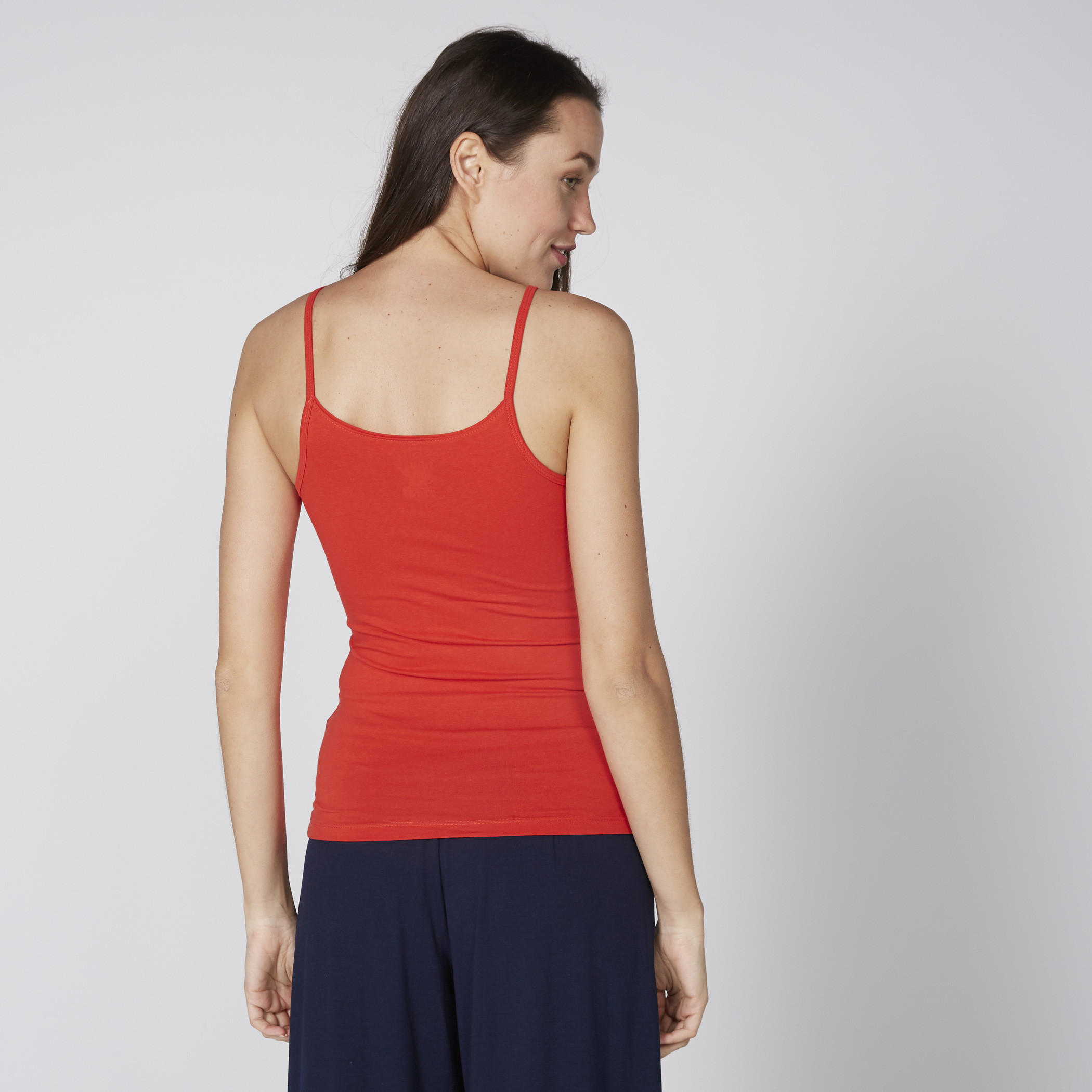 بلوزة كامي بحمّالات رفيعة وياقة مستديرة-women-clothing-tshirts-image-3