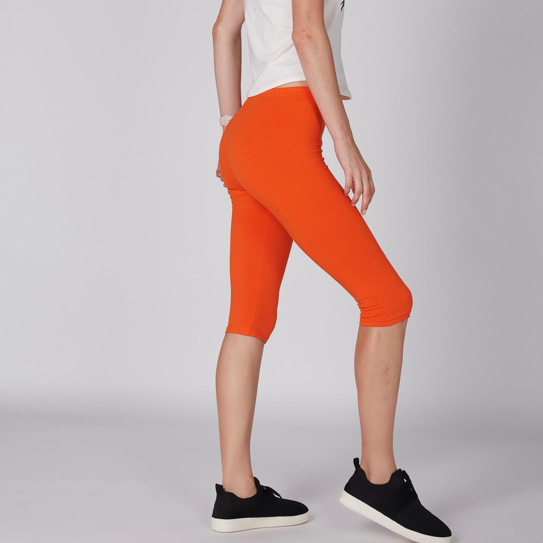 بنطال ليقنز بطول 3/4 وخصر مطاطي-women-clothing-bottoms-leggings-image-3