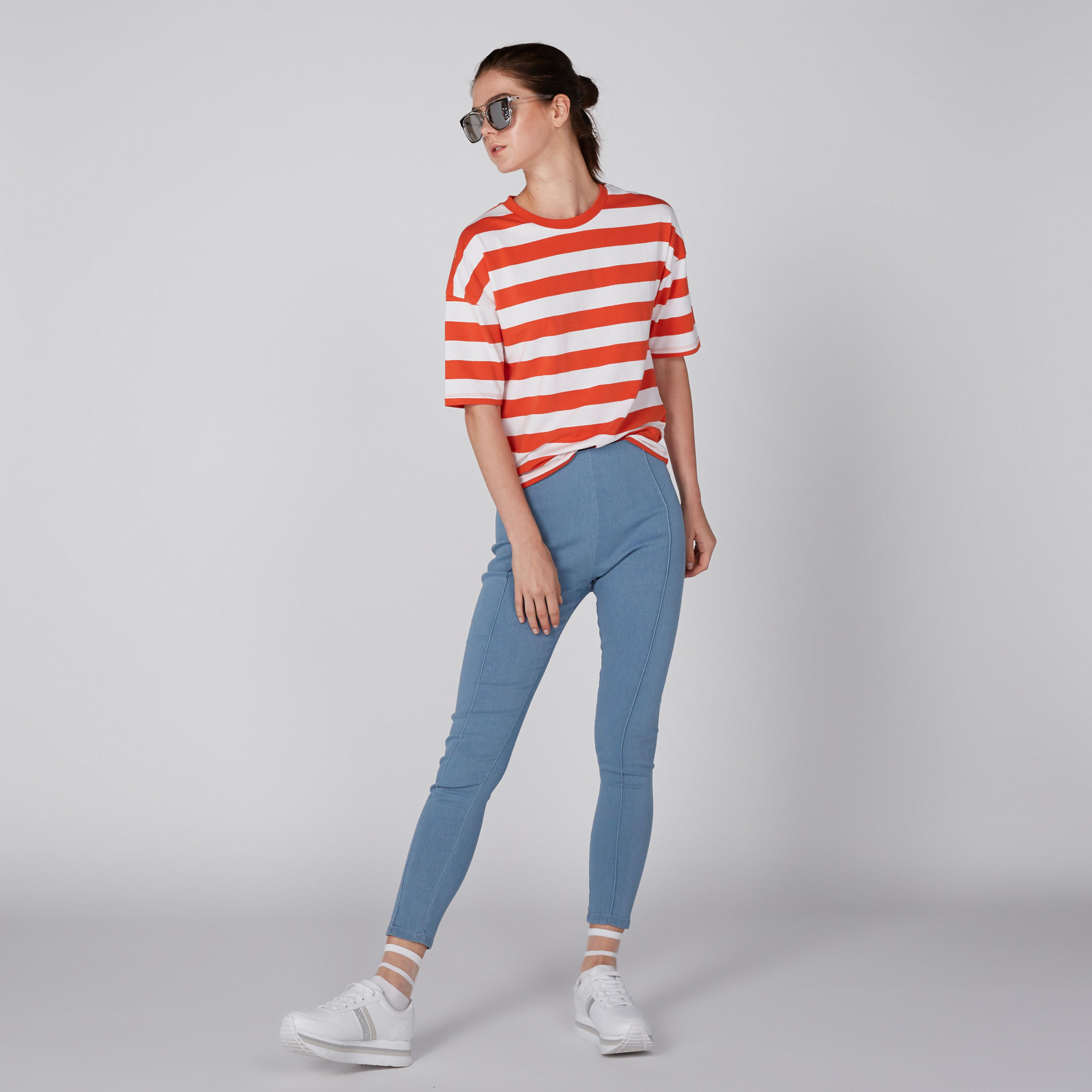 بلوزة مقلّمة بأكتاف مكشوفة وياقة مستديرة وأكمام قصيرة-women-clothing-tshirts-image-1