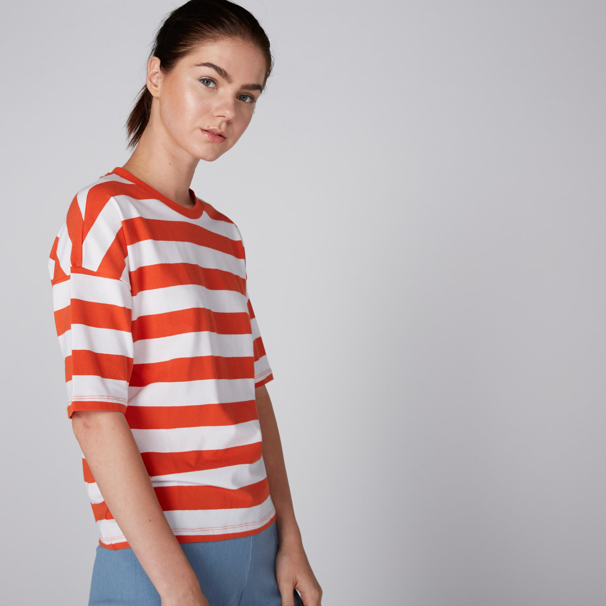 بلوزة مقلّمة بأكتاف مكشوفة وياقة مستديرة وأكمام قصيرة-women-clothing-tshirts-image-2