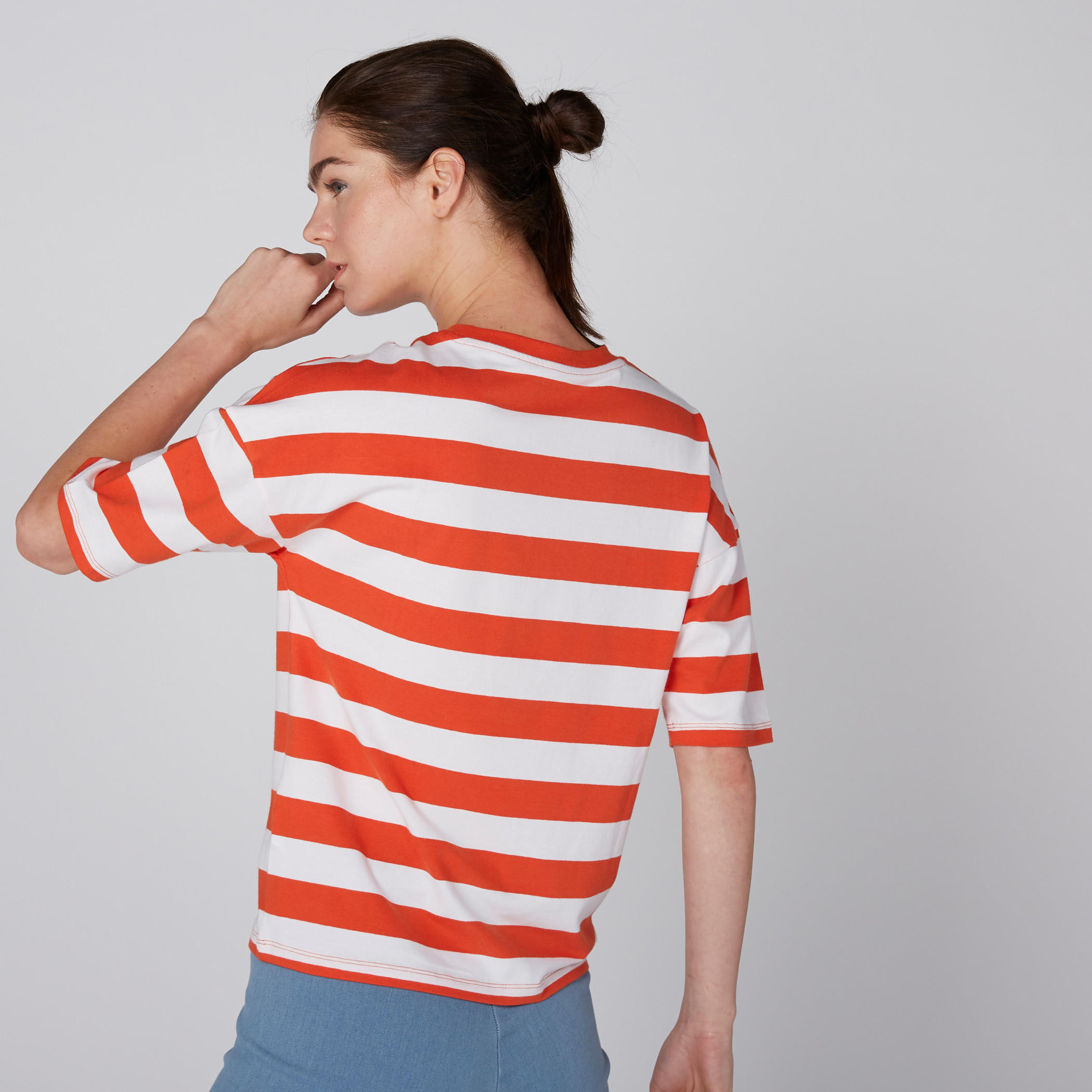 بلوزة مقلّمة بأكتاف مكشوفة وياقة مستديرة وأكمام قصيرة-women-clothing-tshirts-image-3