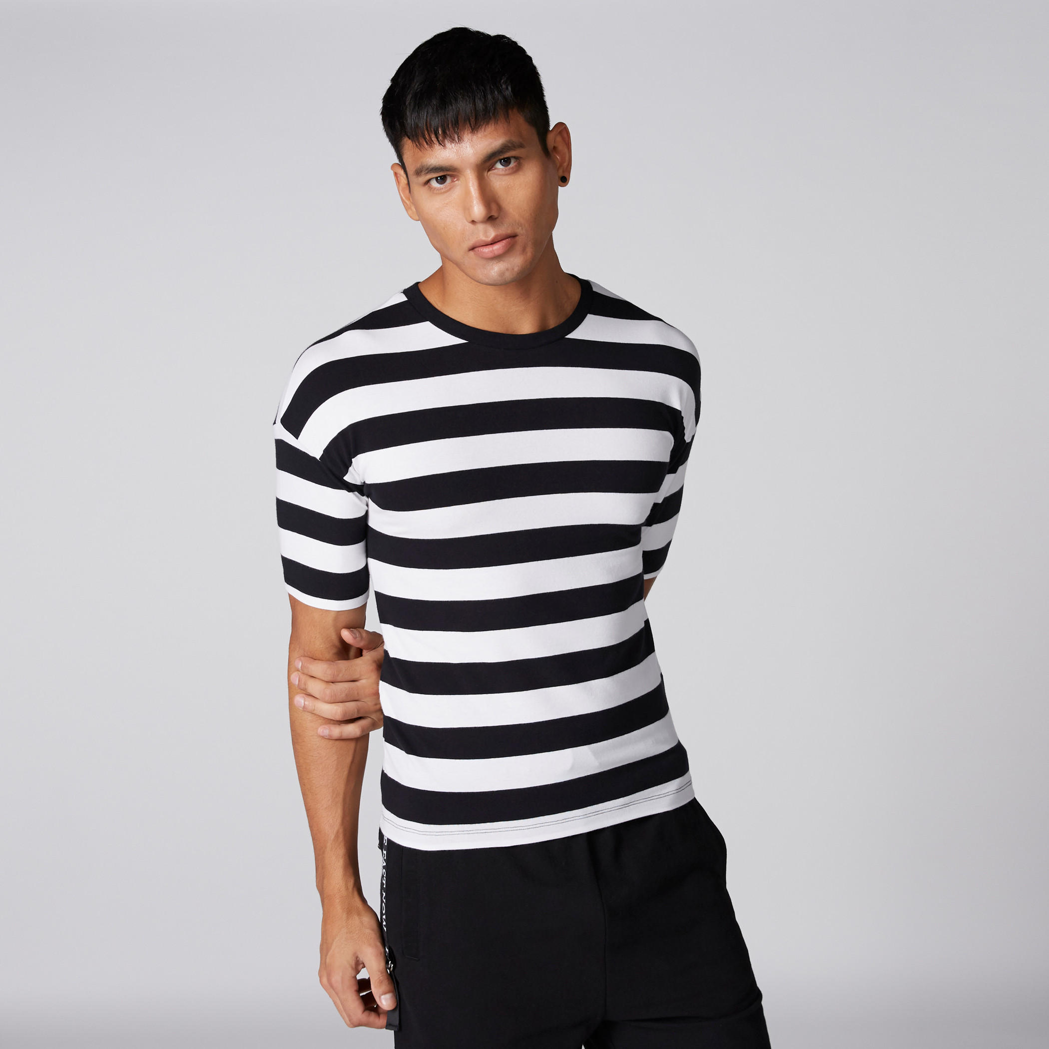 تيشيرت مقلّم بأكمام قصيرة-men-clothing-tshirtsandpolos-tshirts-image-1