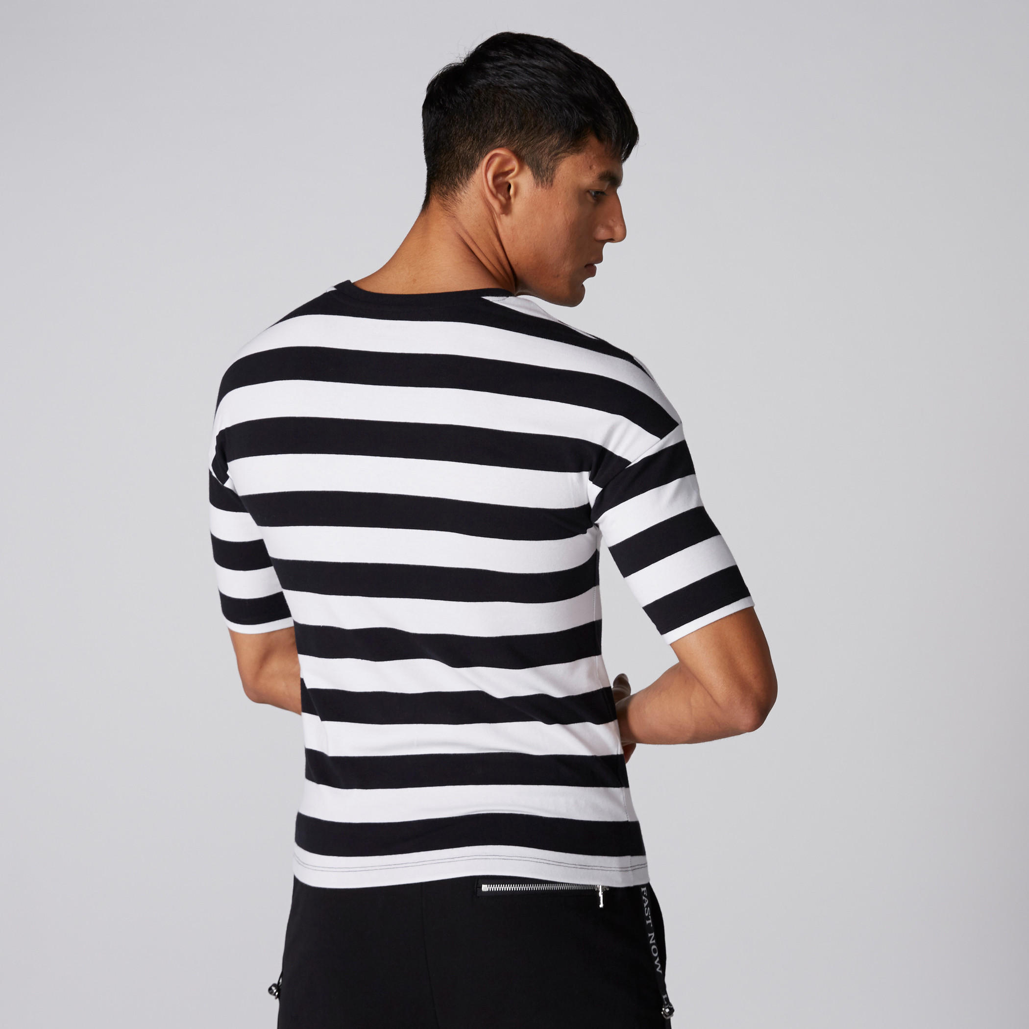 تيشيرت مقلّم بأكمام قصيرة-men-clothing-tshirtsandpolos-tshirts-image-2