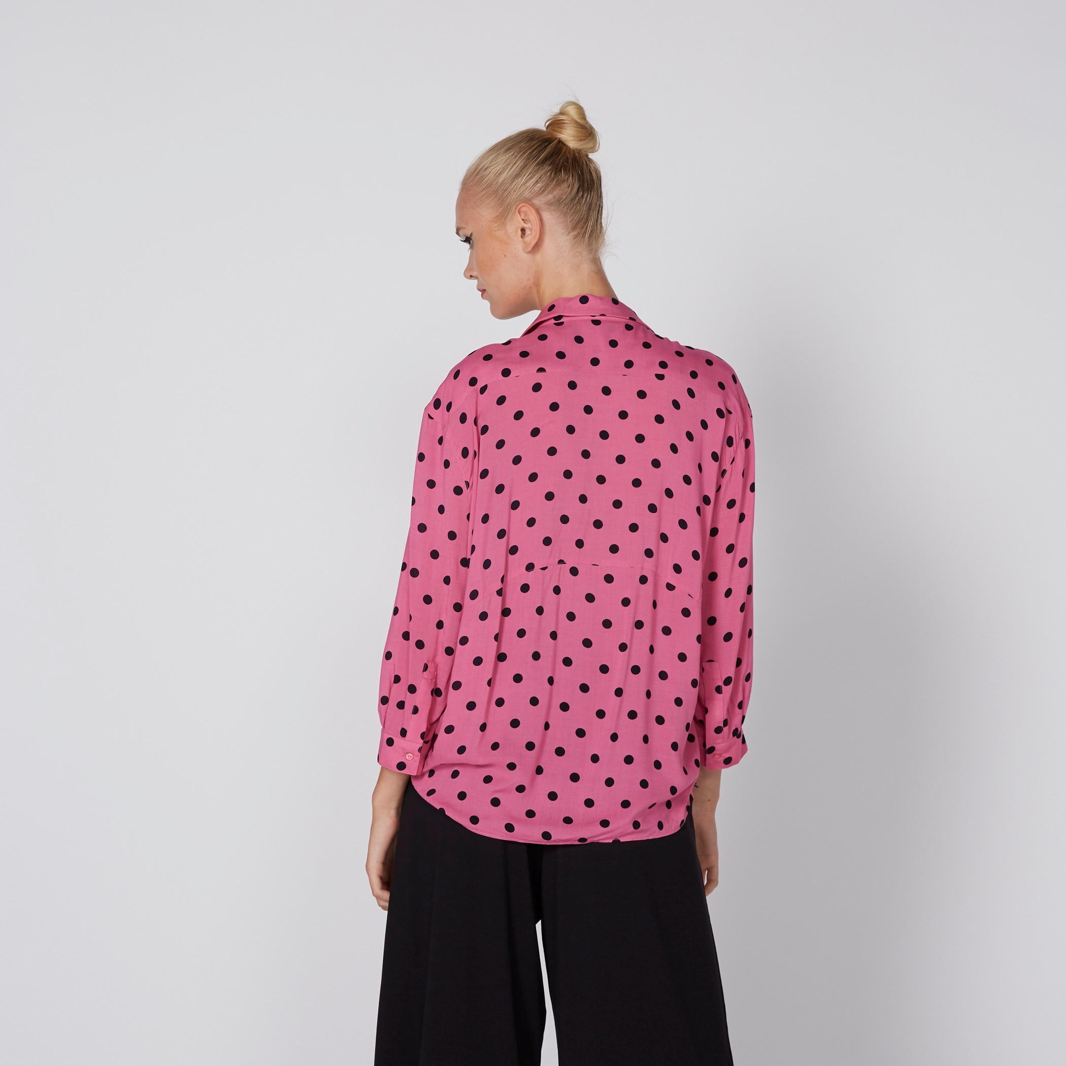 قميص منقّط بأكمام طويلة-women-clothing-shirtsandblouses-shirts-image-3