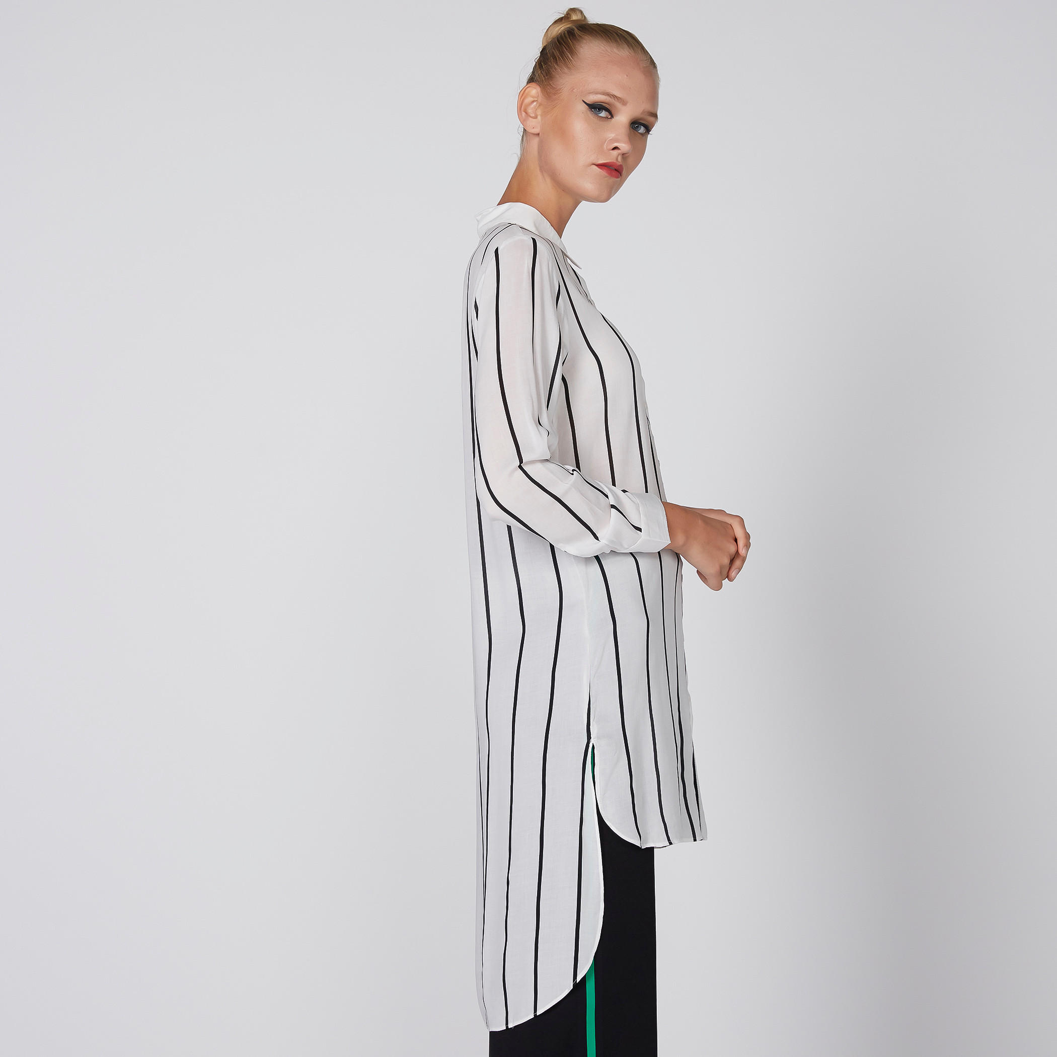 بلوزة طويلة مقلّمة بأكمام طويلة وطرف متفاوت الأطوال-women-clothing-shirtsandblouses-blouses-image-1