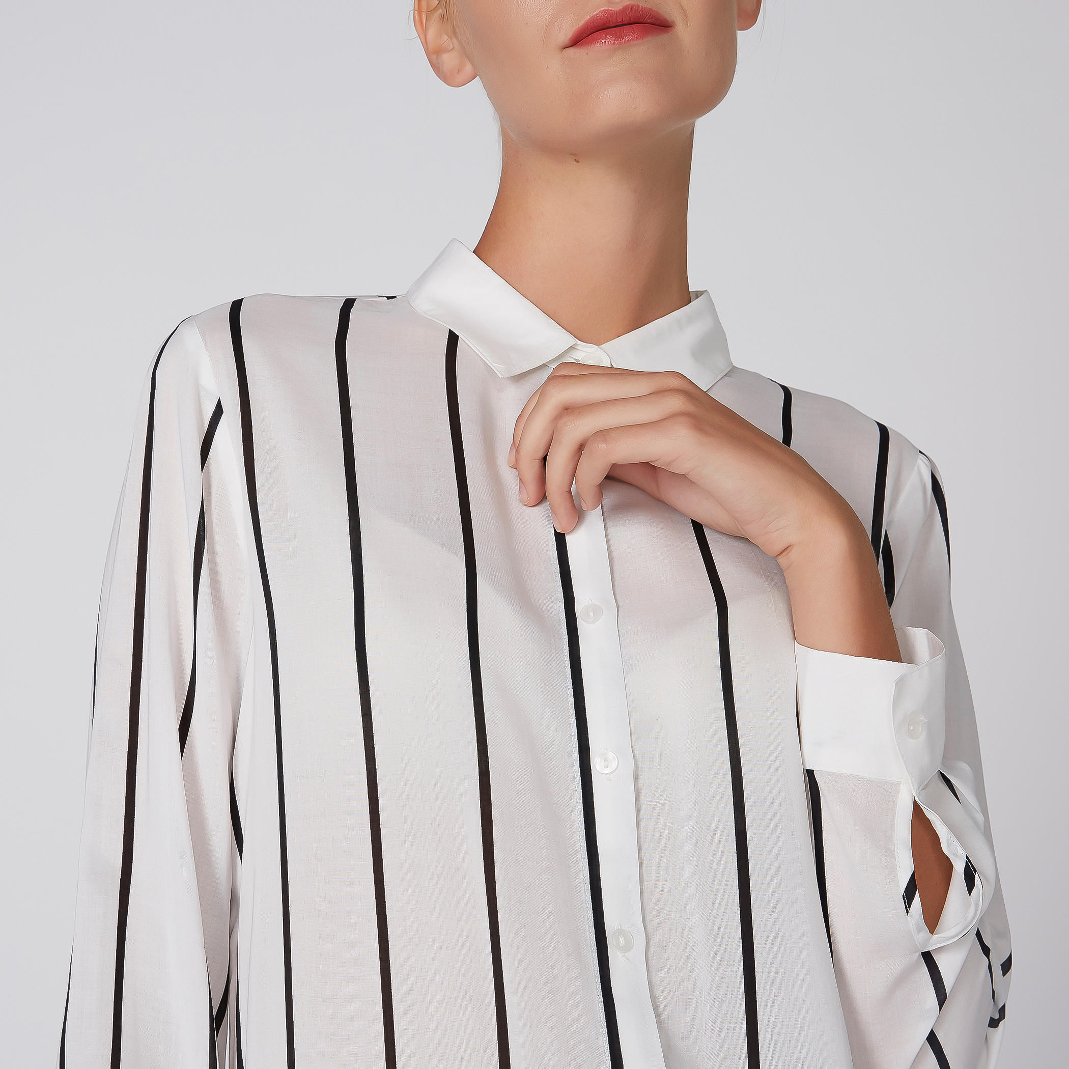 بلوزة طويلة مقلّمة بأكمام طويلة وطرف متفاوت الأطوال-women-clothing-shirtsandblouses-blouses-image-2