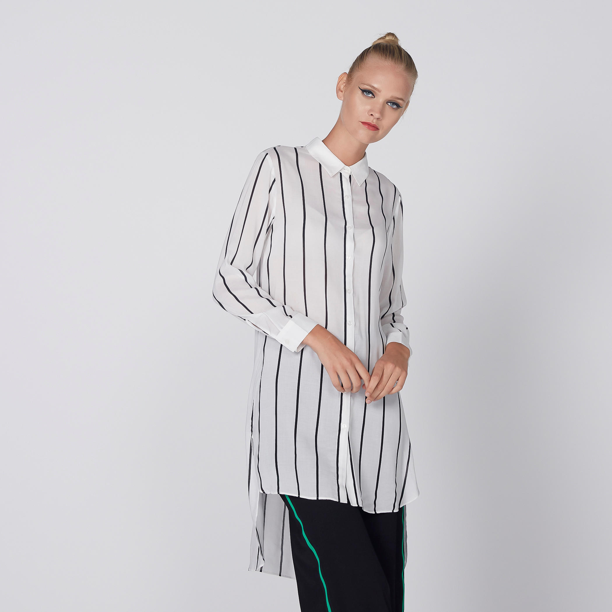 بلوزة طويلة مقلّمة بأكمام طويلة وطرف متفاوت الأطوال-women-clothing-shirtsandblouses-blouses-image-3