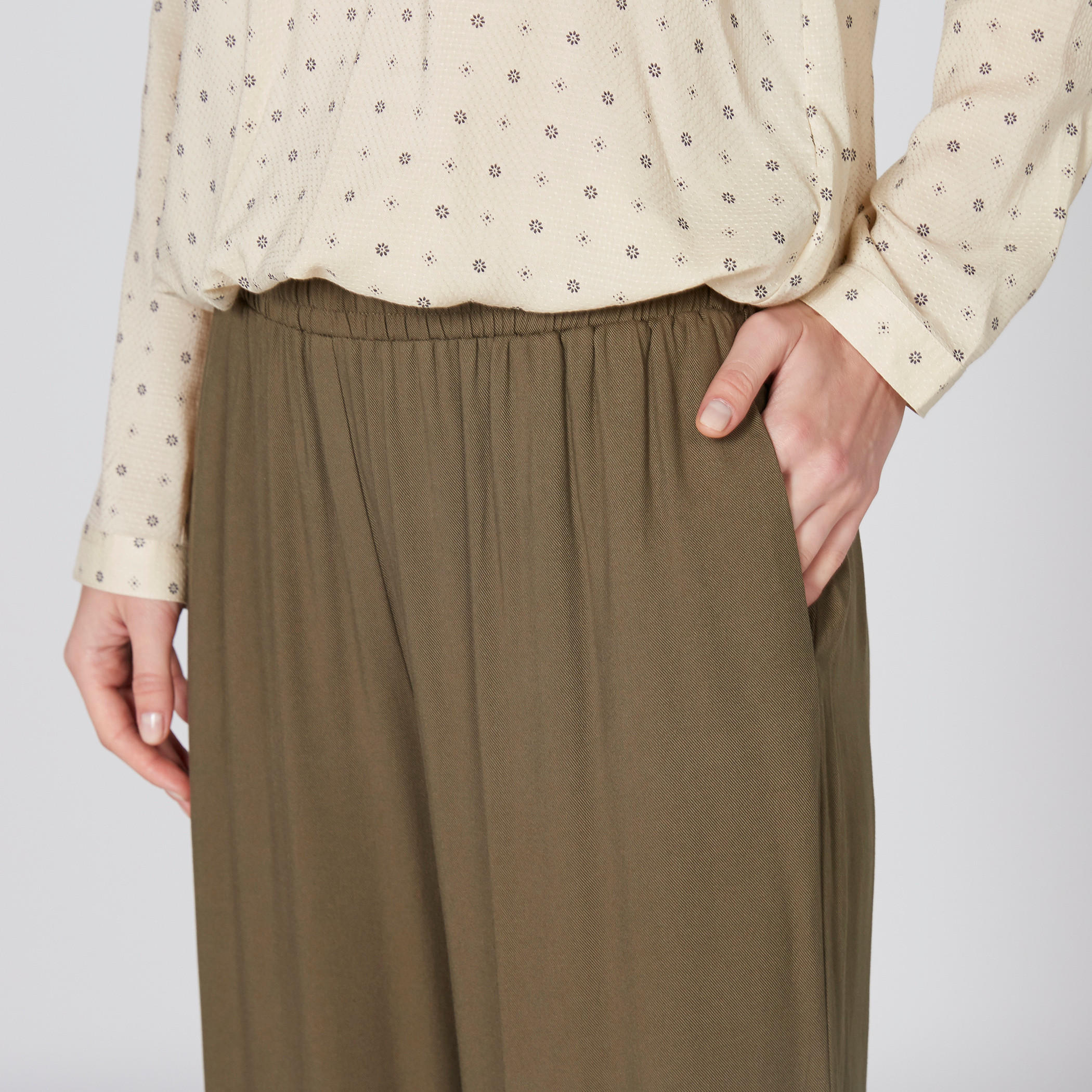 بنطال بالازو طويل بخصر مطّاطي-women-clothing-bottoms-trousers-image-3