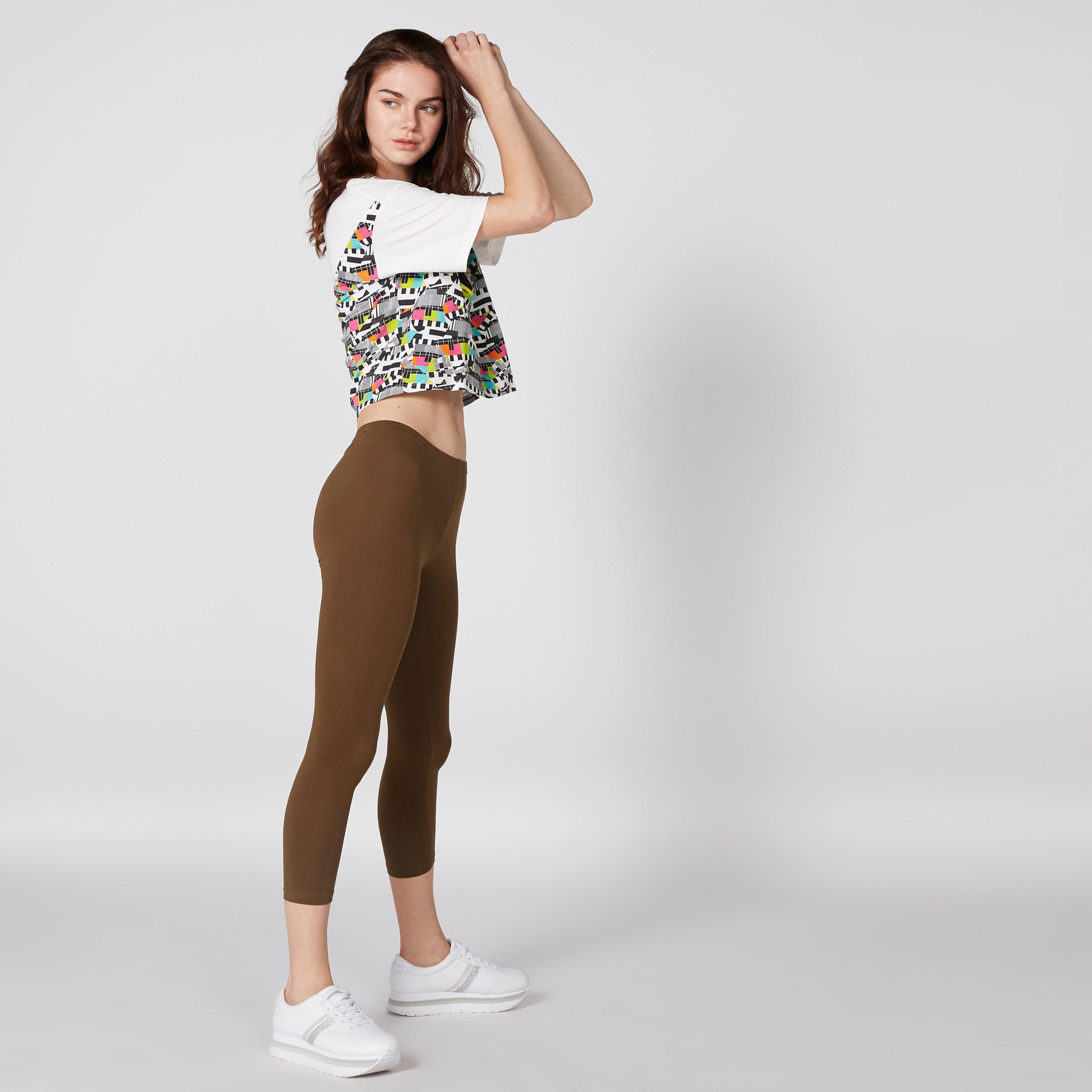 بنطال ليقنز قصير بخصر مطّاطي-women-clothing-bottoms-leggings-image-3