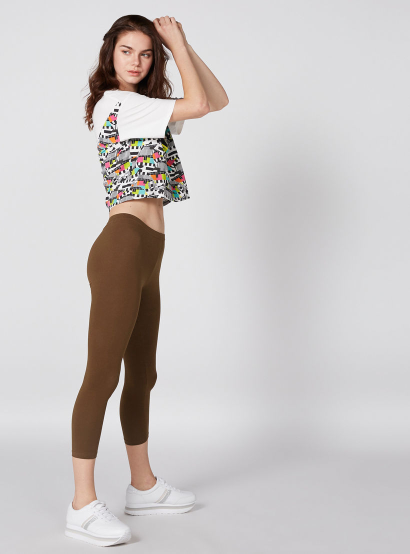 بنطال ليقنز قصير بخصر مطّاطي-women-clothing-bottoms-leggings-image-3