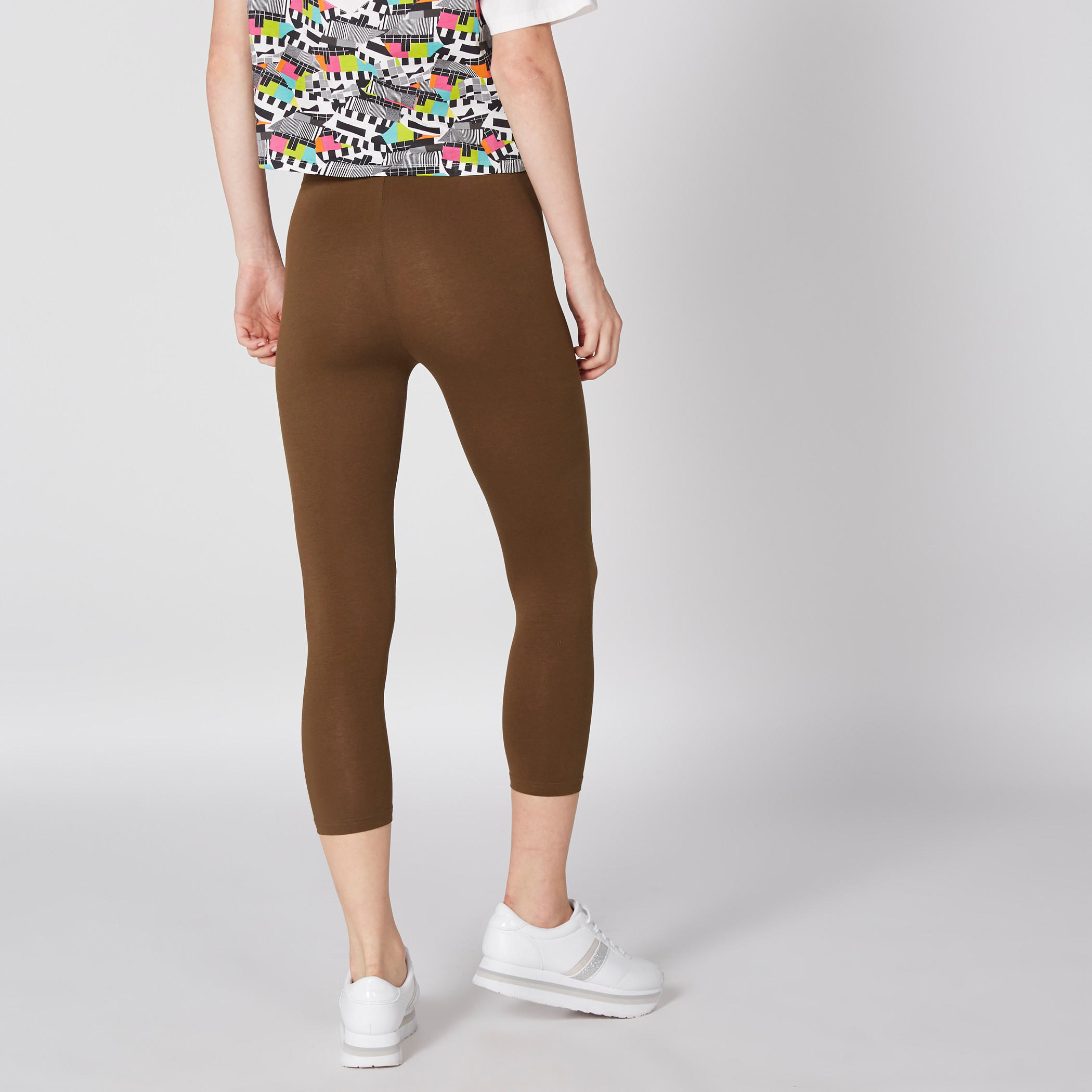 بنطال ليقنز قصير بخصر مطّاطي-women-clothing-bottoms-leggings-image-4