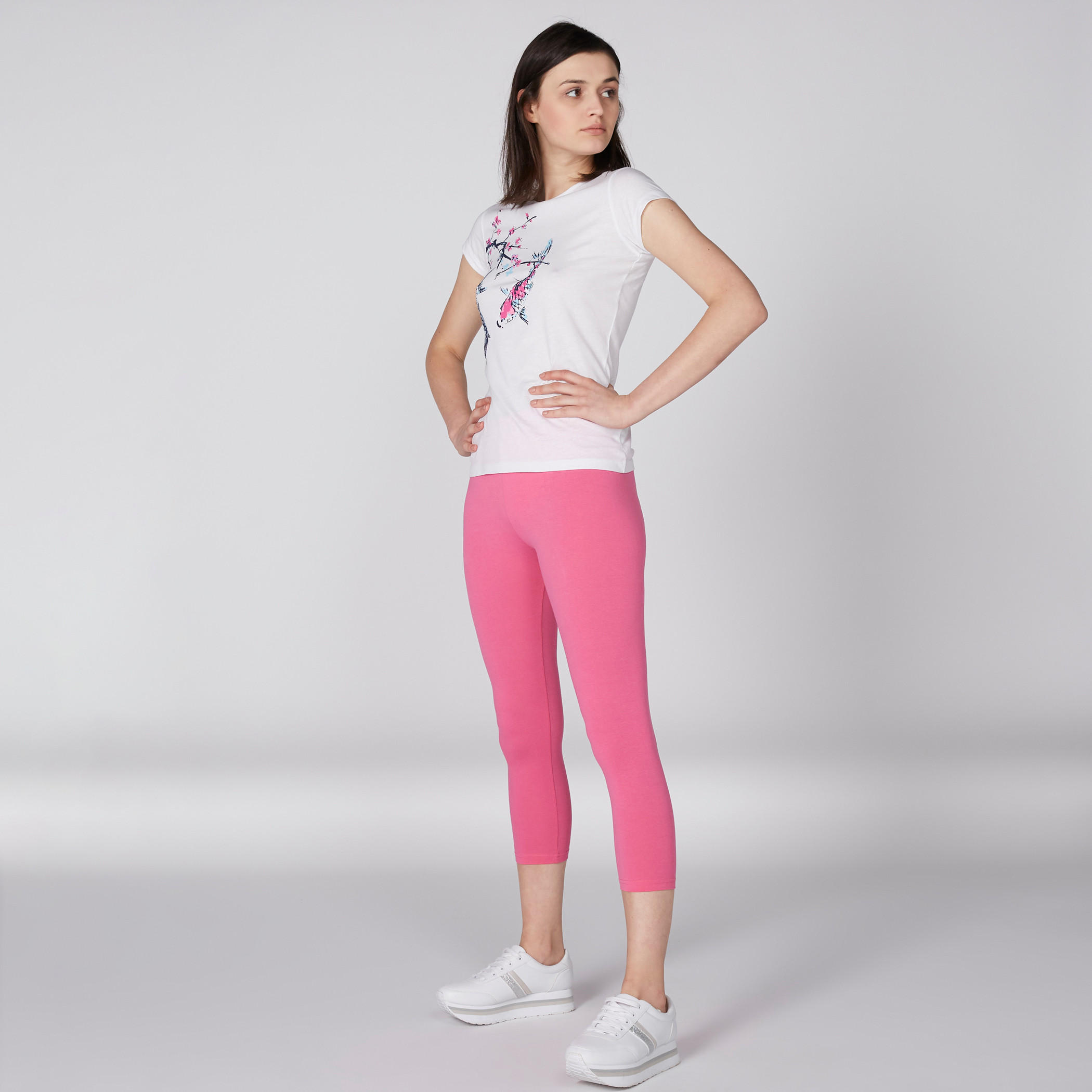 بنطال ليقنز قصير بخصر مطّاطي-women-clothing-bottoms-leggings-image-2