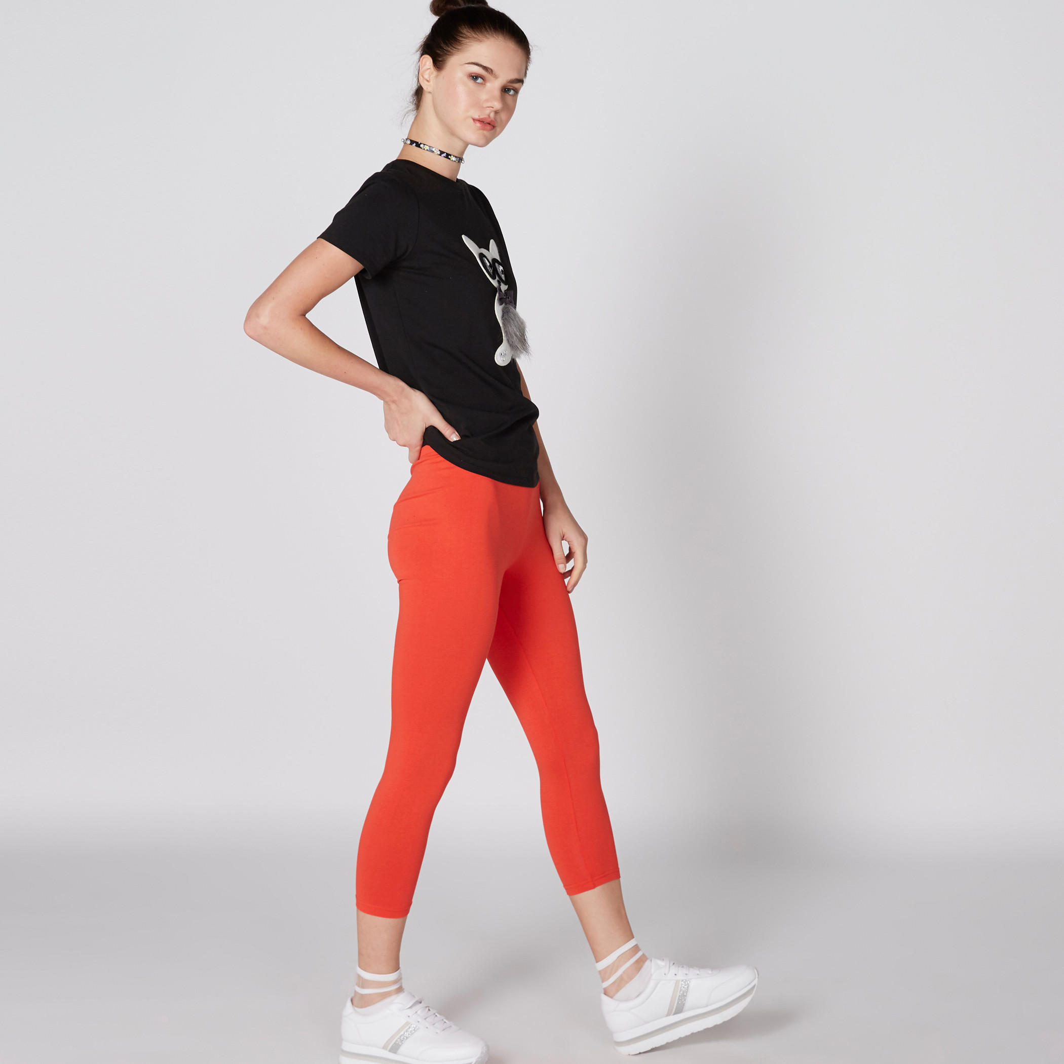 بنطال ليقنز قصير بخصر مطّاطي-women-clothing-bottoms-leggings-image-3