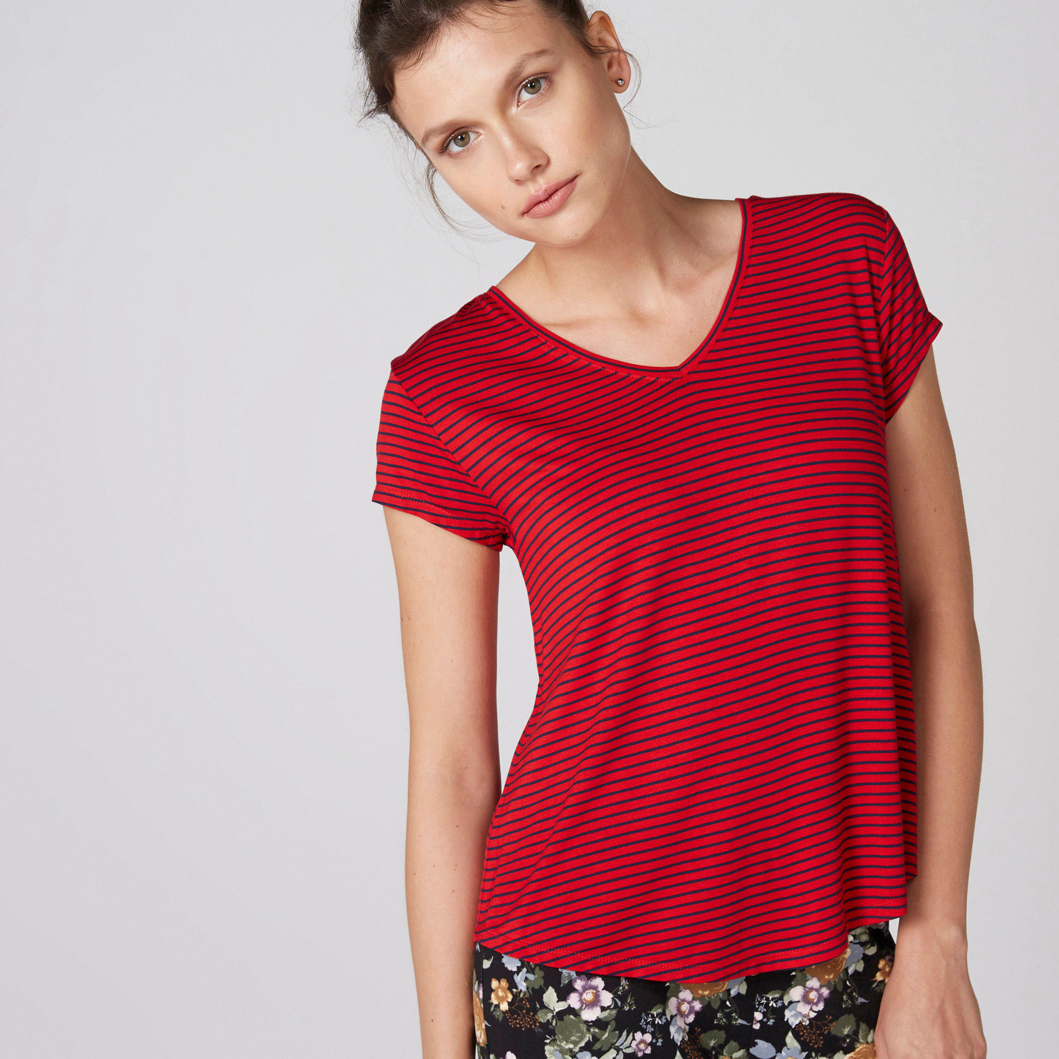 تيشيرت مقلّم بياقة V وأكمام قصيرة-women-clothing-tshirts-image-1