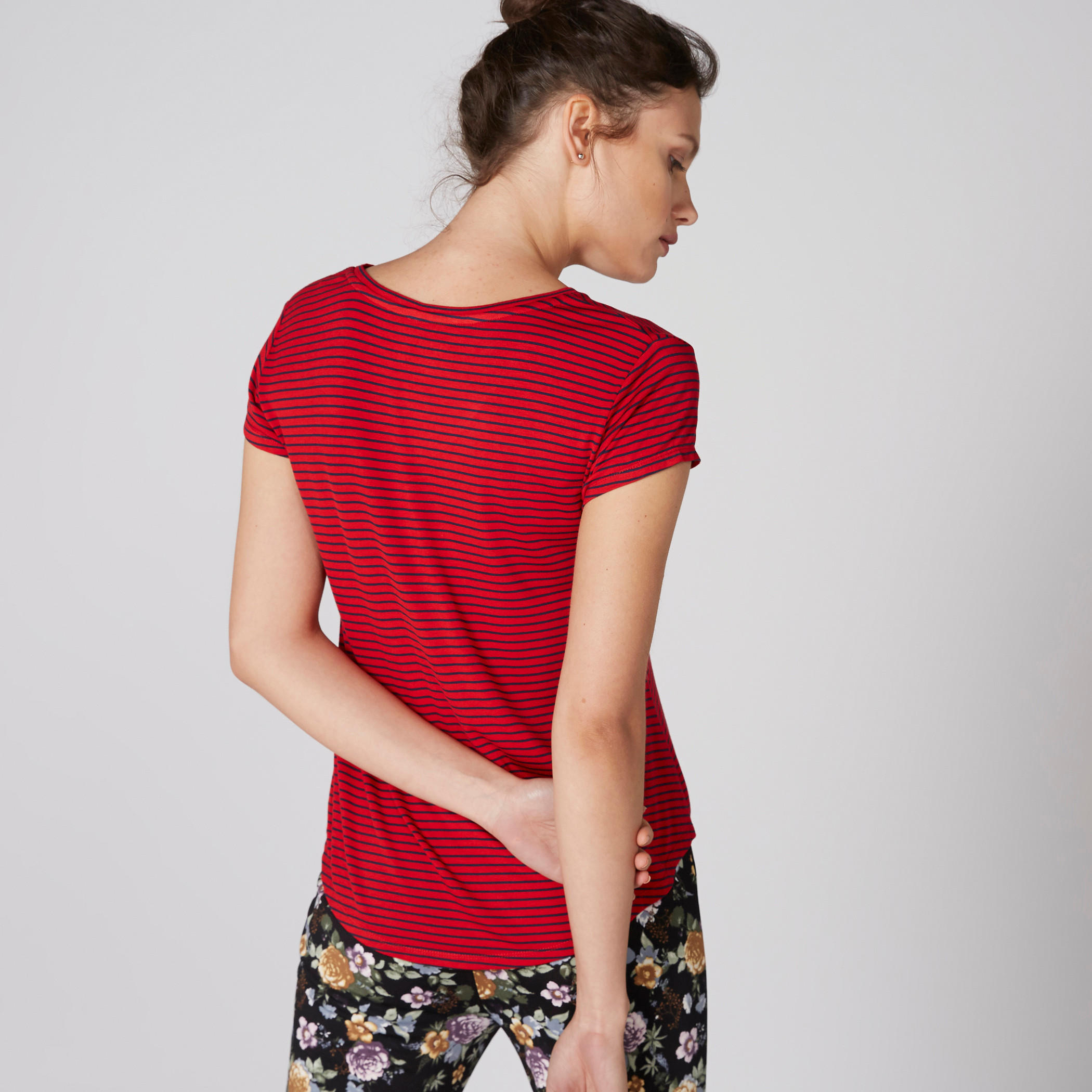 تيشيرت مقلّم بياقة V وأكمام قصيرة-women-clothing-tshirts-image-2