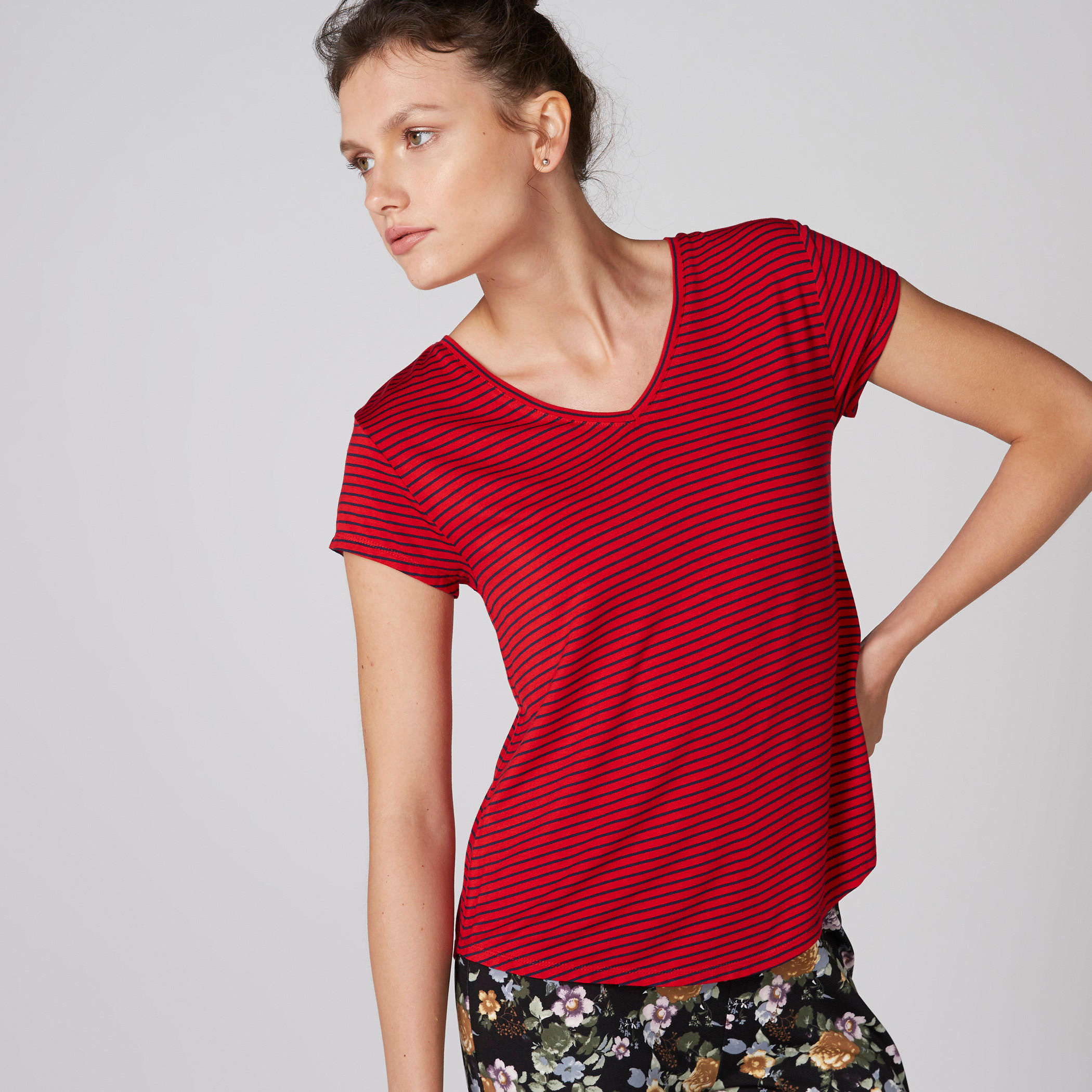 تيشيرت مقلّم بياقة V وأكمام قصيرة-women-clothing-tshirts-image-4