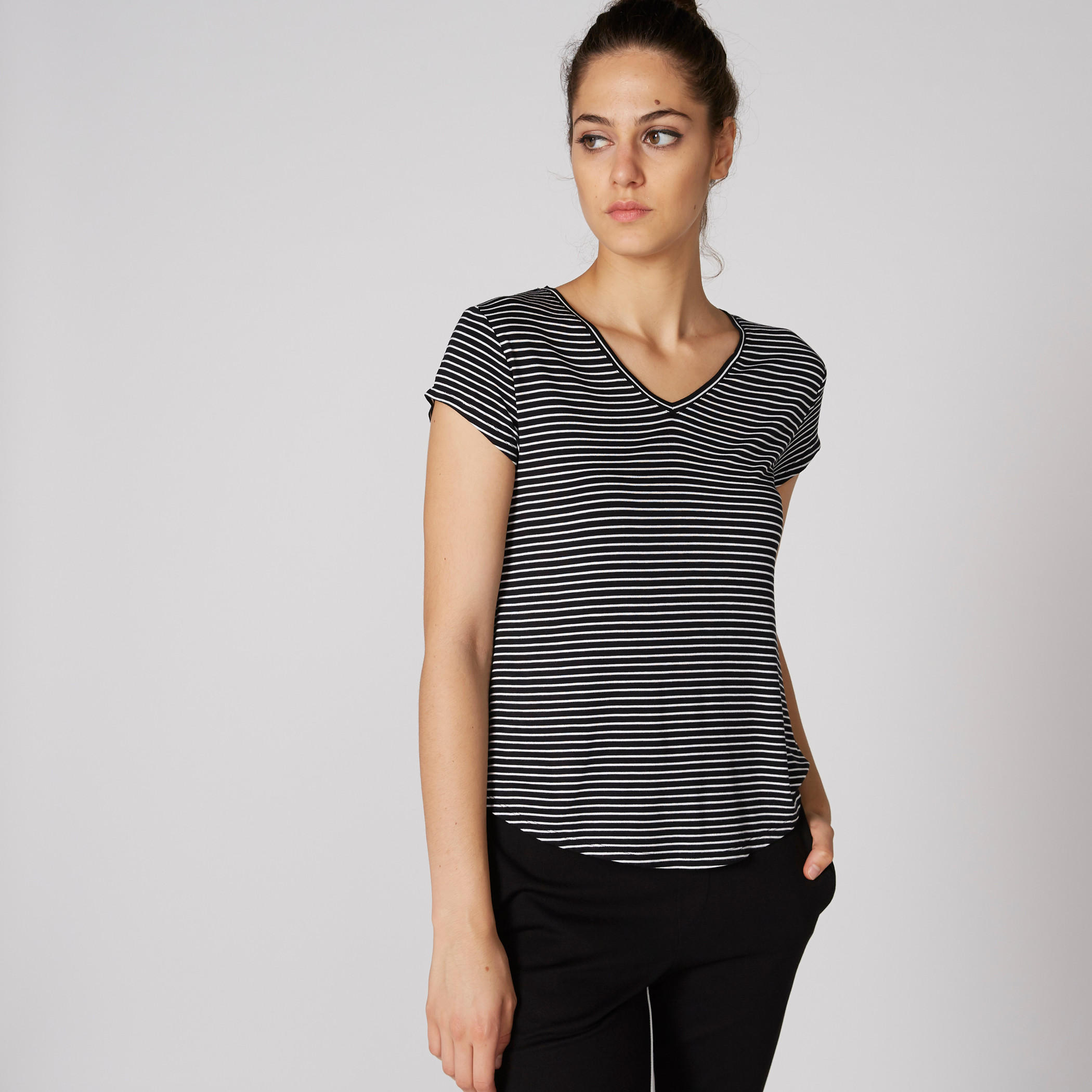 تيشيرت مقلّم بأكمام كاب وياقة v وأطراف غير مستوية-women-clothing-tshirts-image-1