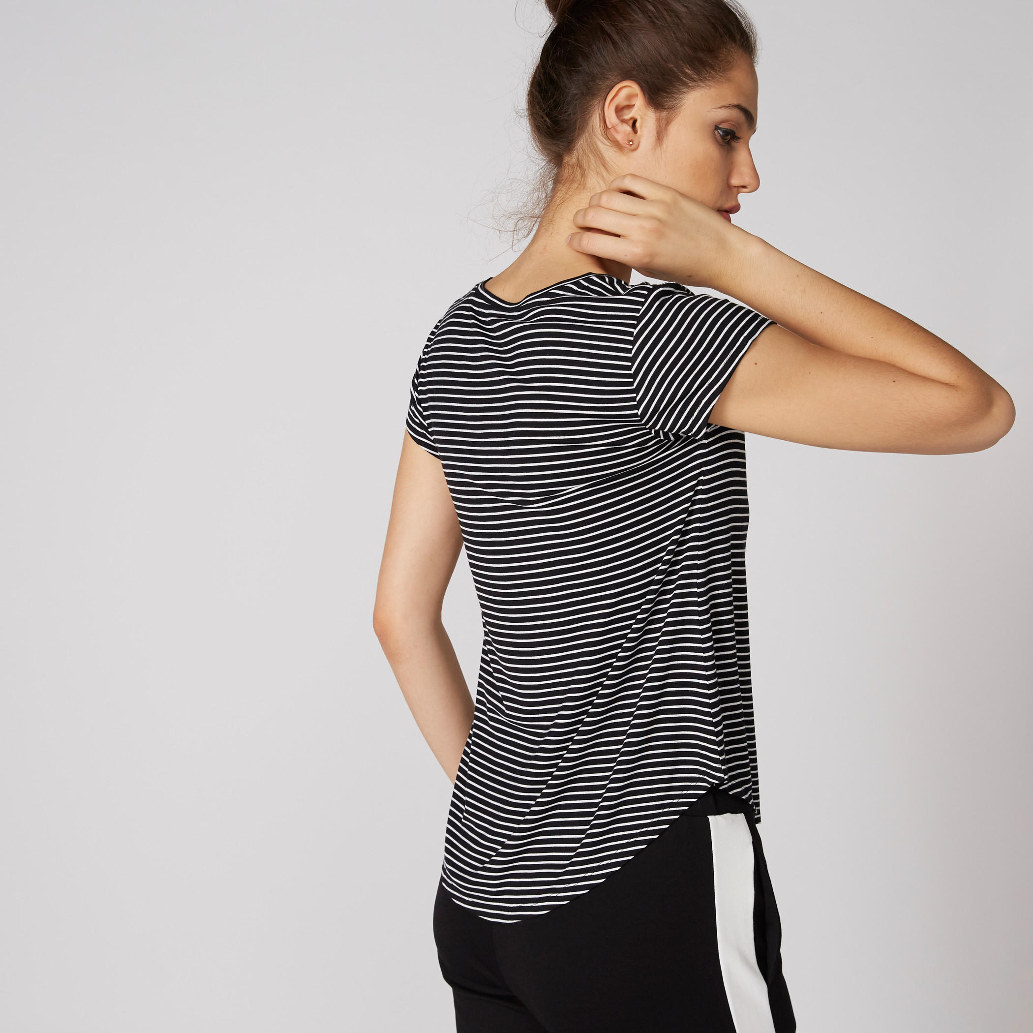 تيشيرت مقلّم بأكمام كاب وياقة v وأطراف غير مستوية-women-clothing-tshirts-image-2
