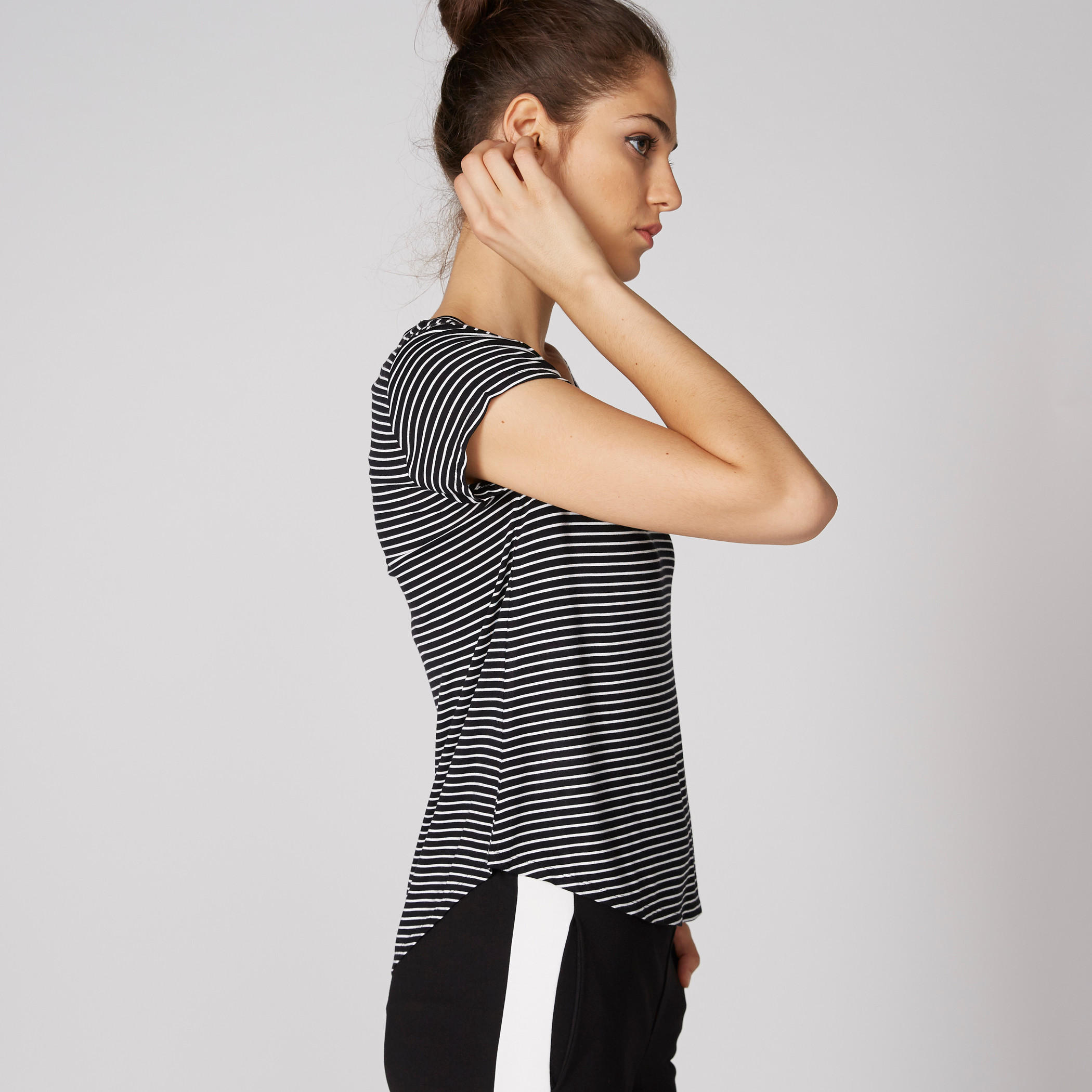 تيشيرت مقلّم بأكمام كاب وياقة v وأطراف غير مستوية-women-clothing-tshirts-image-3