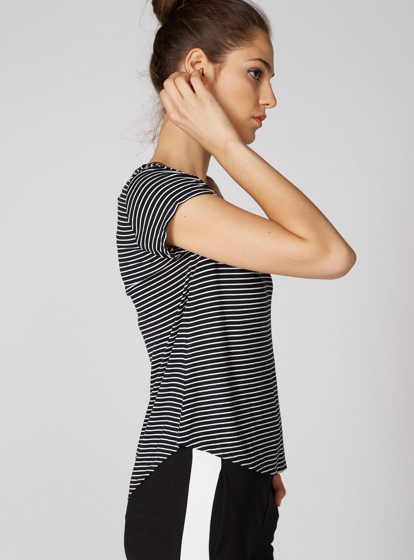 تيشيرت مقلّم بأكمام كاب وياقة v وأطراف غير مستوية-women-clothing-tshirts-image-3