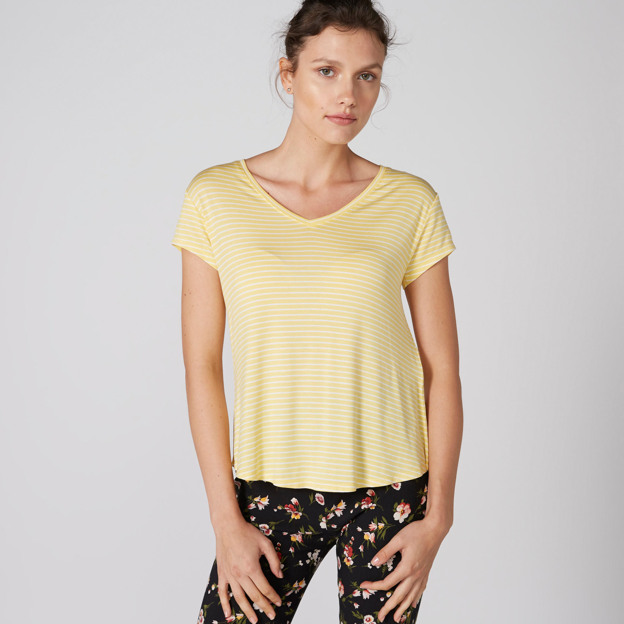 تيشيرت مقلّم بياقة V وأكمام قصيرة-women-clothing-tshirts-image-1