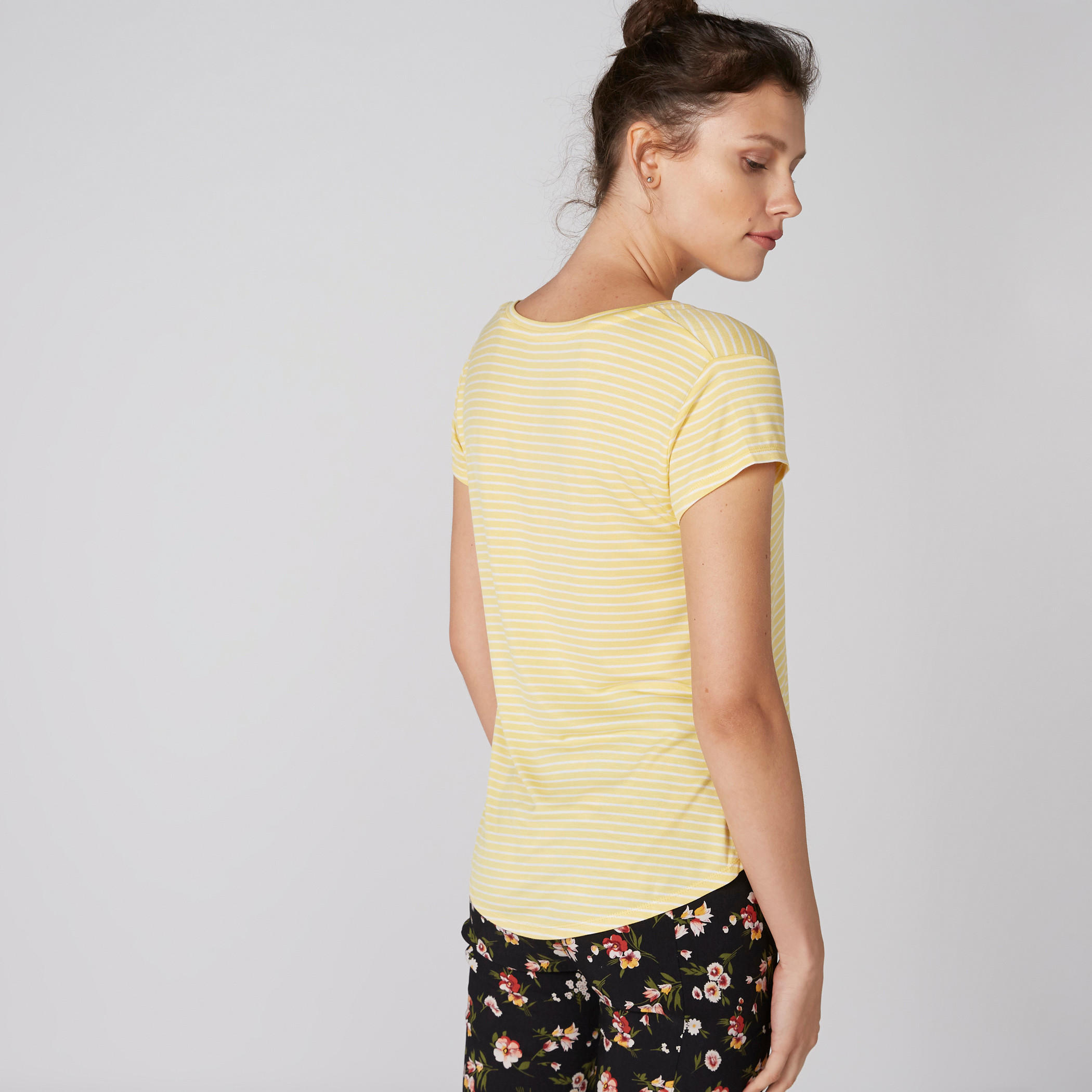تيشيرت مقلّم بياقة V وأكمام قصيرة-women-clothing-tshirts-image-2