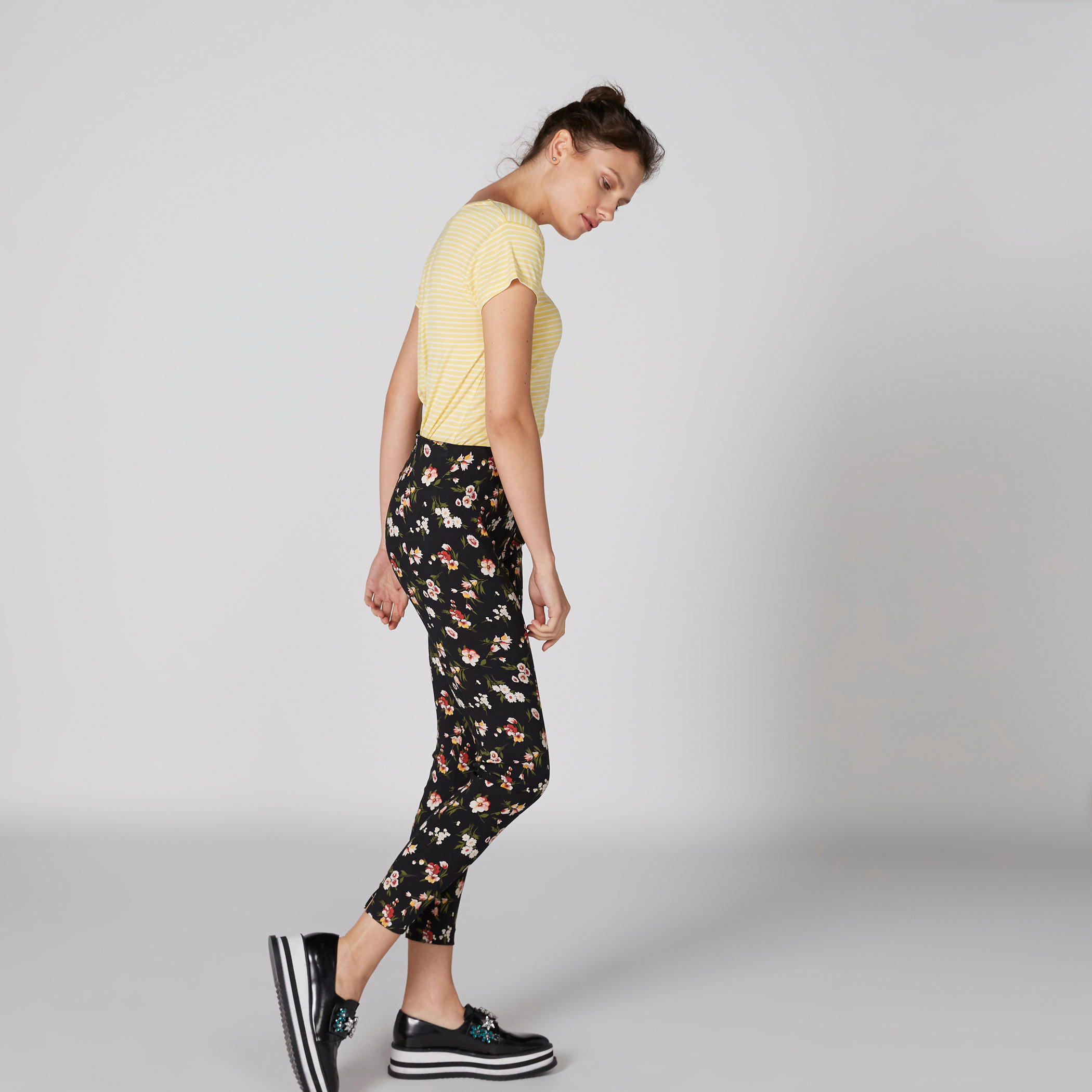 تيشيرت مقلّم بياقة V وأكمام قصيرة-women-clothing-tshirts-image-3