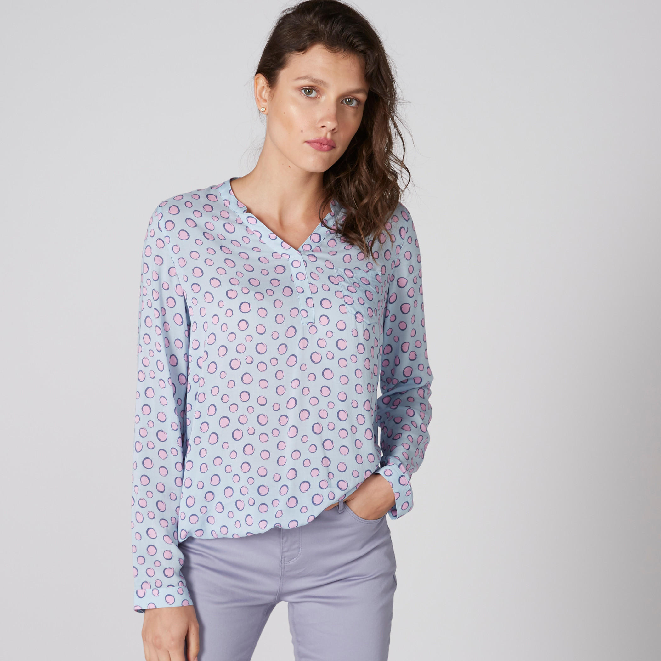 بلوزة بياقة V وأكمام طويلة وطبعات-women-clothing-shirtsandblouses-blouses-image-1