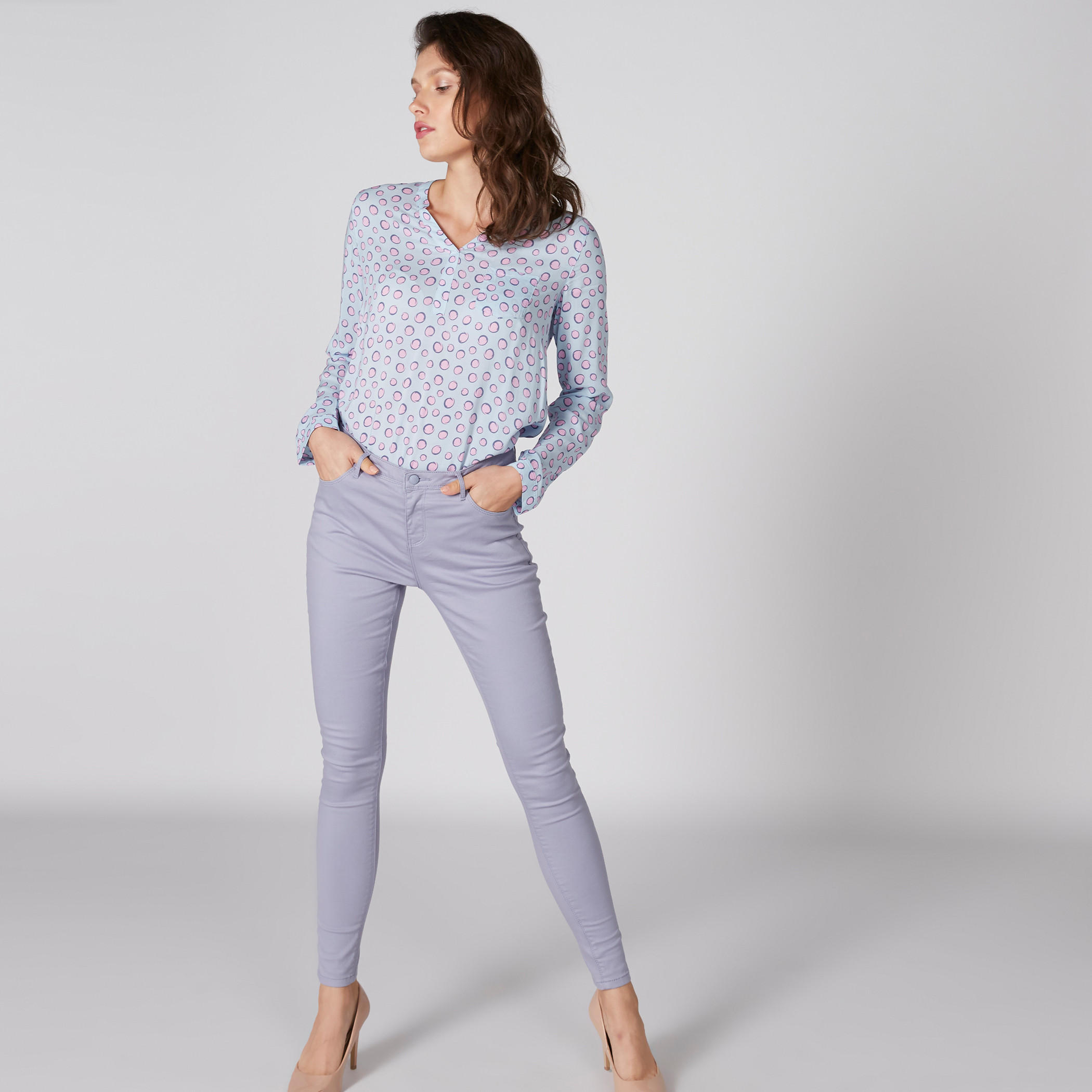 بلوزة بياقة V وأكمام طويلة وطبعات-women-clothing-shirtsandblouses-blouses-image-3