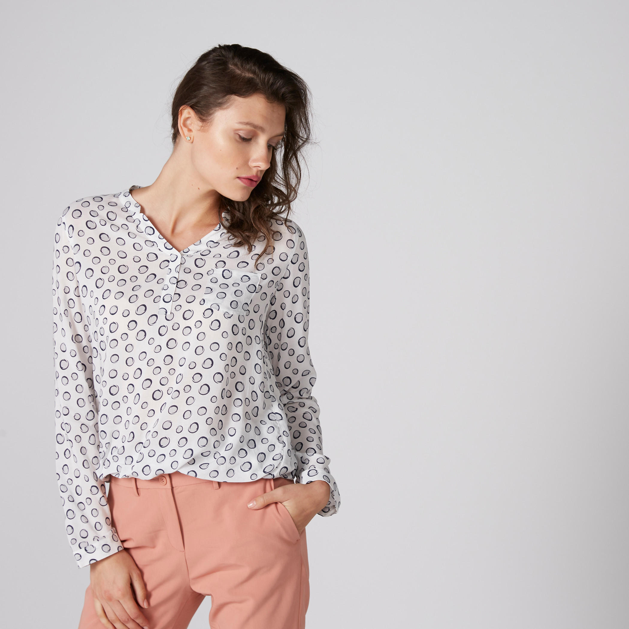 بلوزة بياقة V وأكمام طويلة وطبعات-women-clothing-shirtsandblouses-blouses-image-3