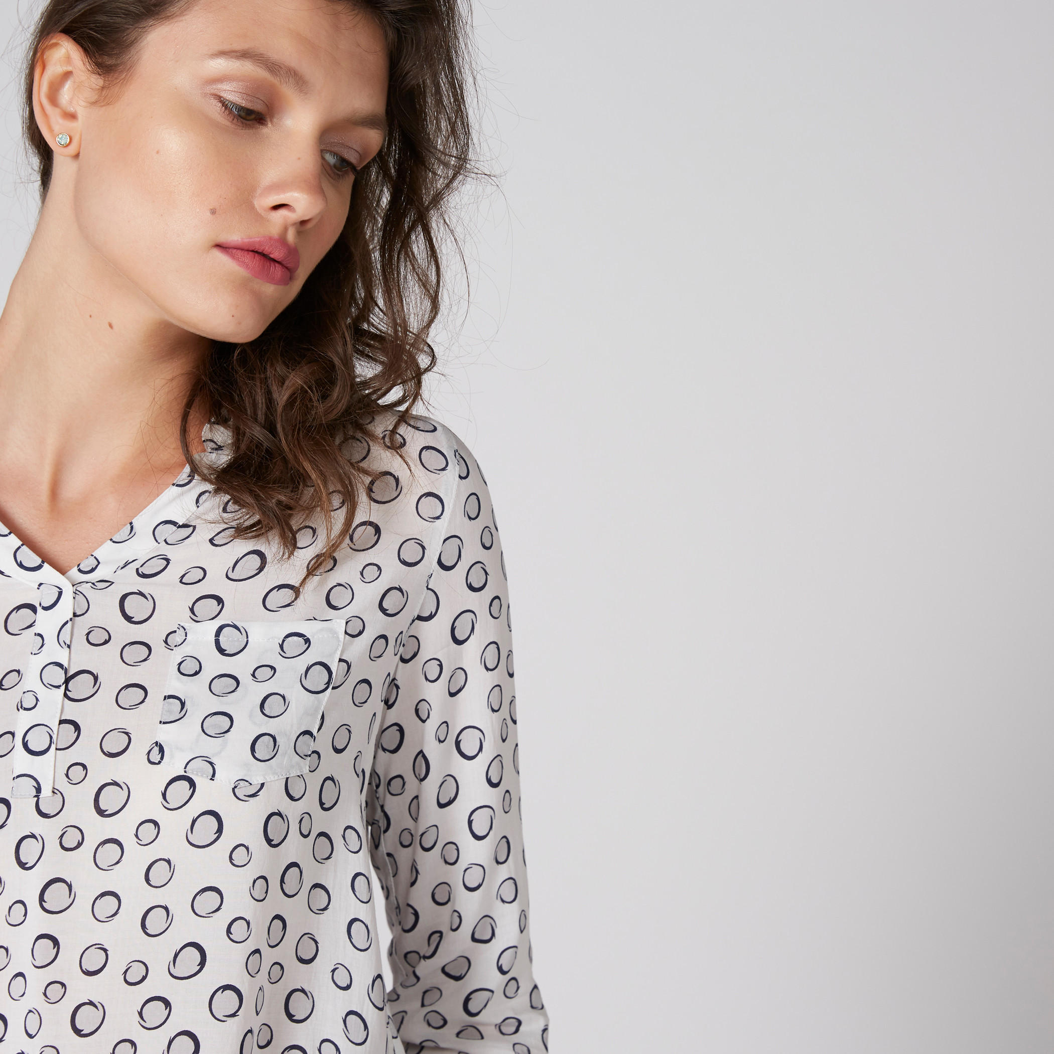 بلوزة بياقة V وأكمام طويلة وطبعات-women-clothing-shirtsandblouses-blouses-image-4