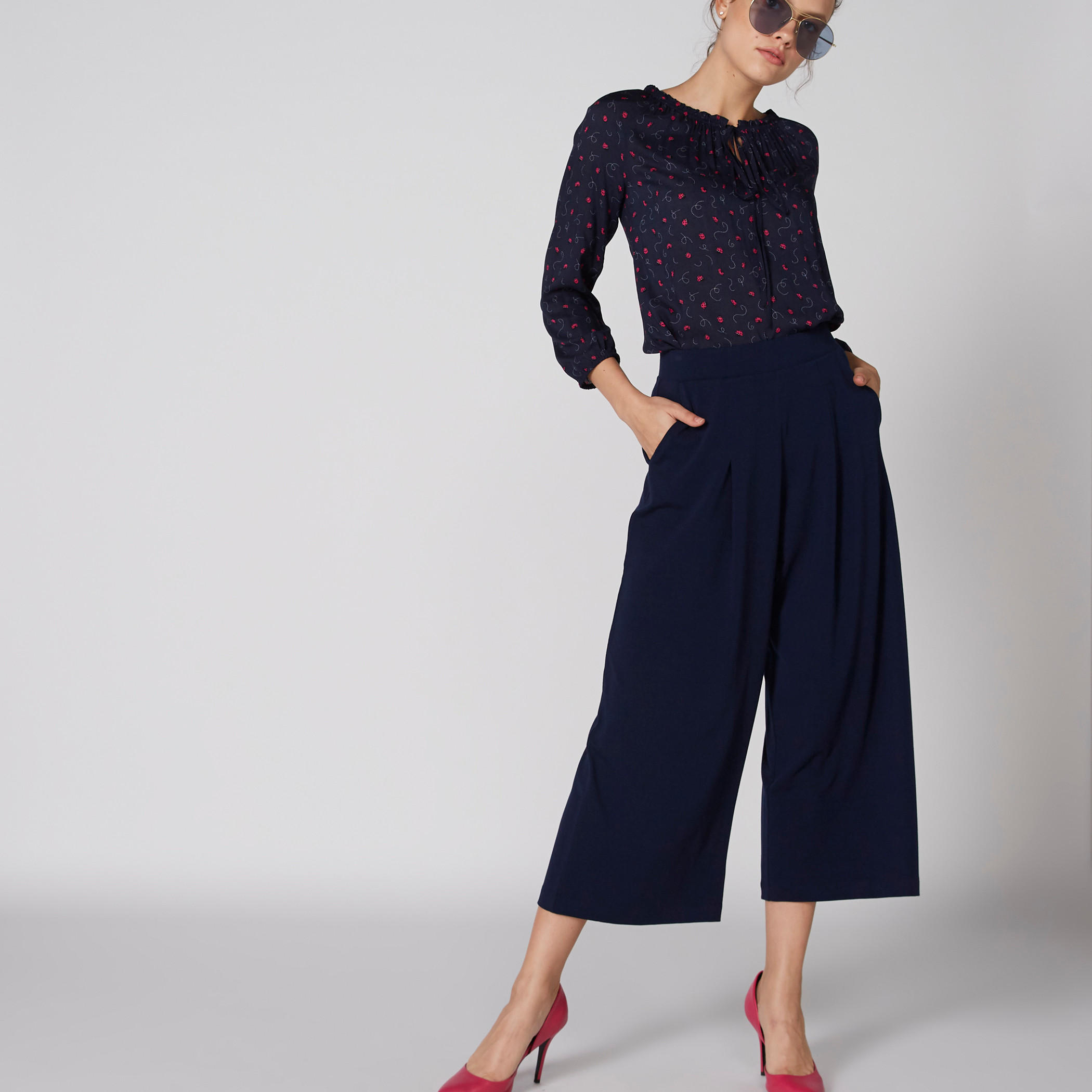 بنطال واسع الساقين بخصر مطّاطي وجيوب-women-clothing-bottoms-trousers-image-1