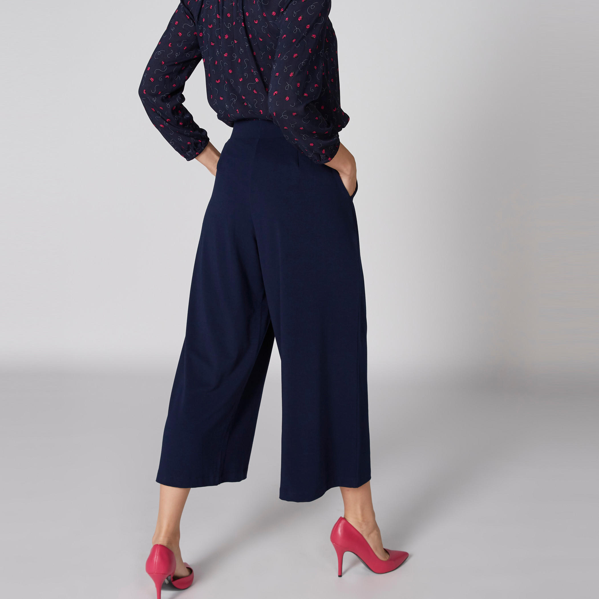 بنطال واسع الساقين بخصر مطّاطي وجيوب-women-clothing-bottoms-trousers-image-2