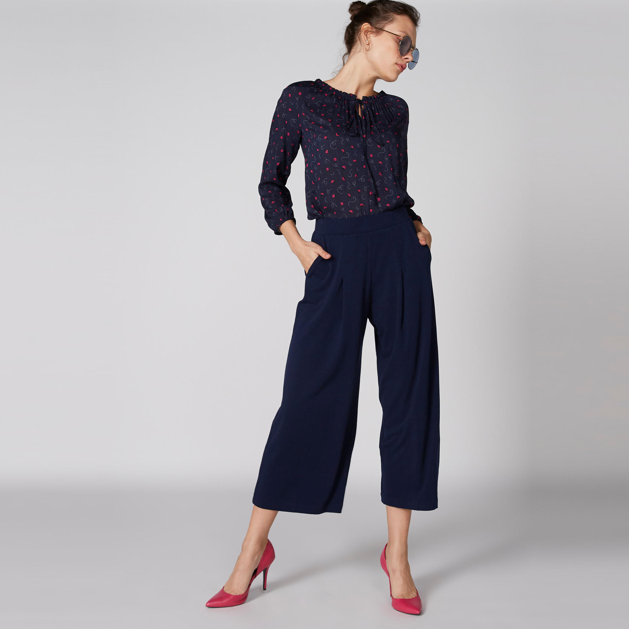 بنطال واسع الساقين بخصر مطّاطي وجيوب-women-clothing-bottoms-trousers-image-3
