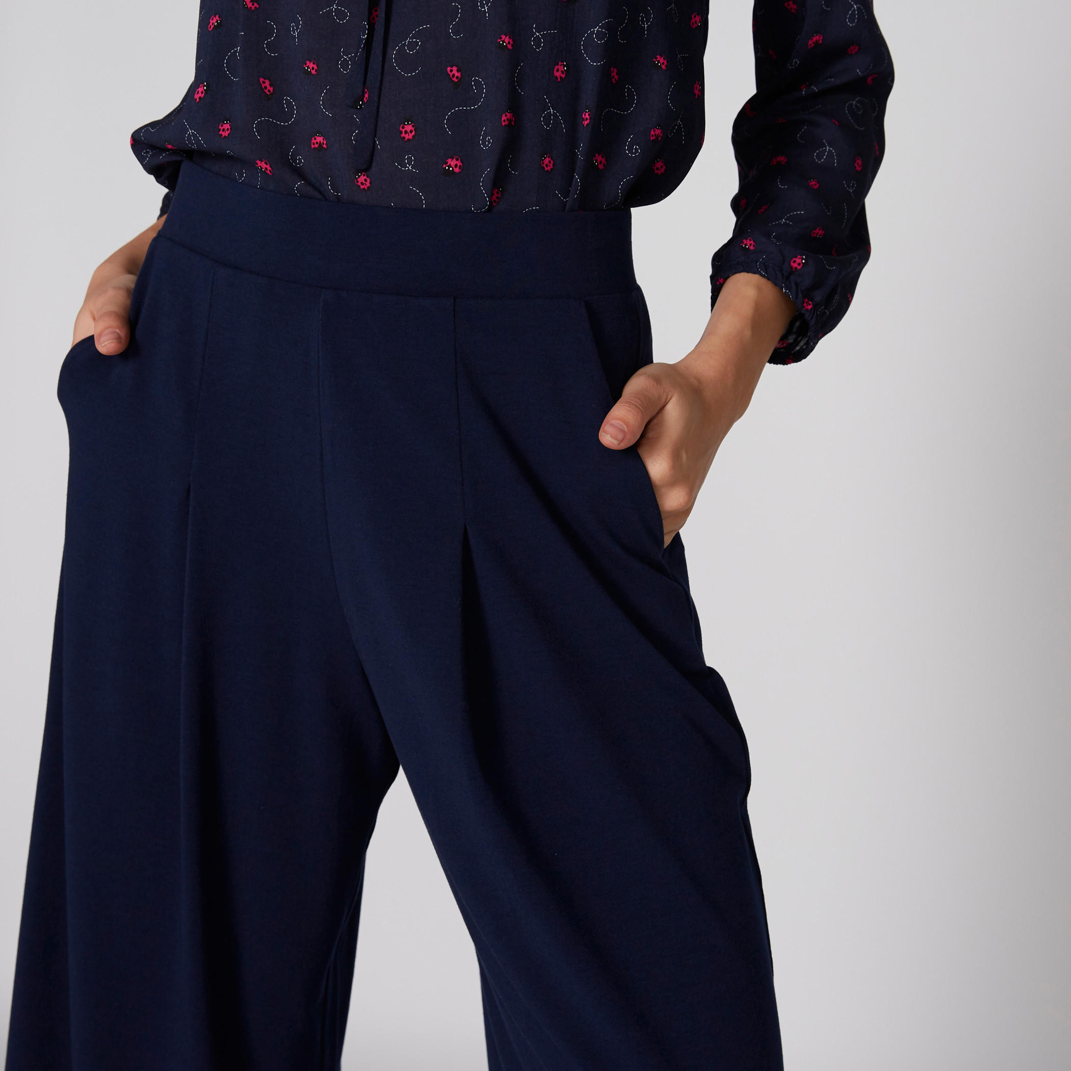 بنطال واسع الساقين بخصر مطّاطي وجيوب-women-clothing-bottoms-trousers-image-4