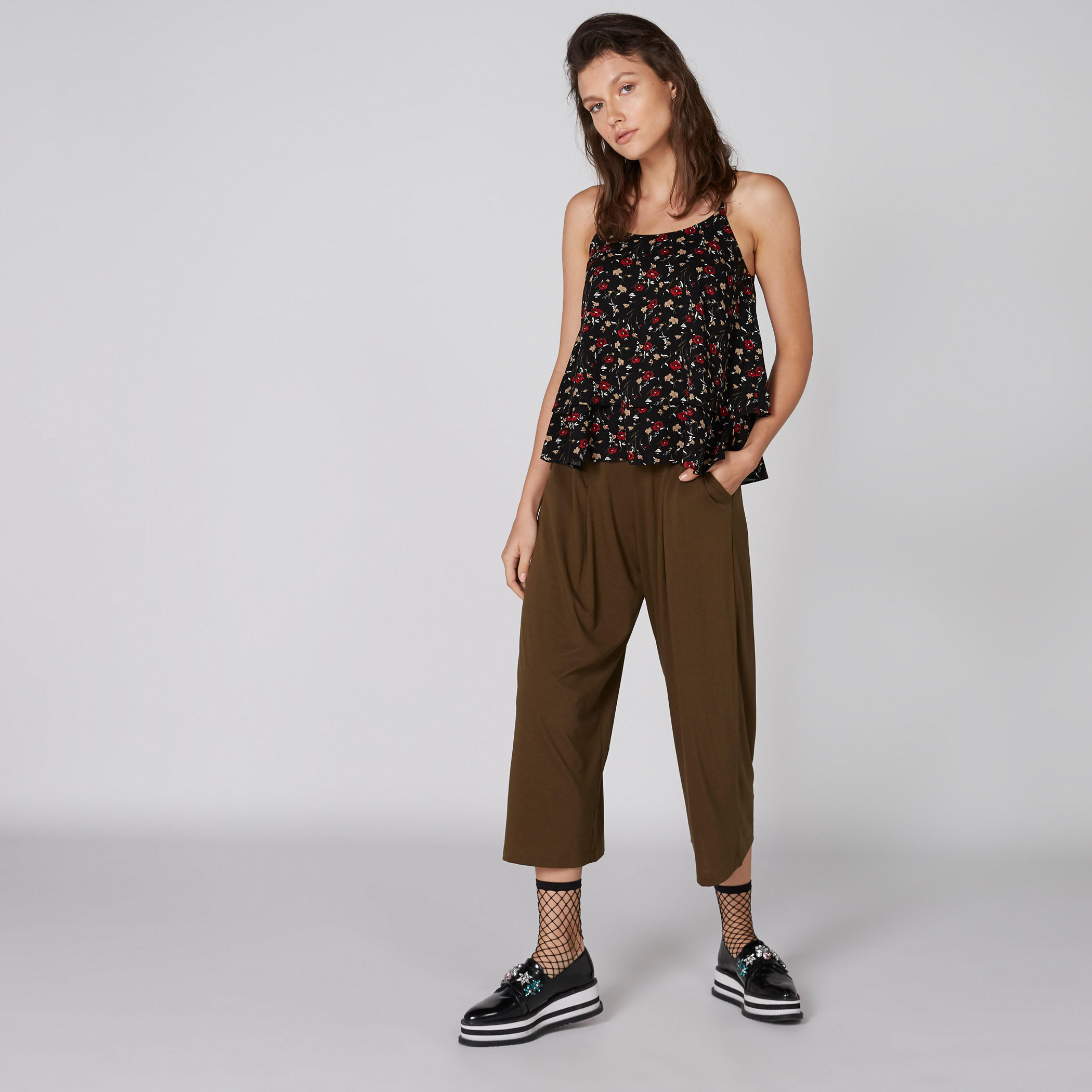 بنطال واسع الساقين بخصر مطّاطي وجيوب-women-clothing-bottoms-trousers-image-1