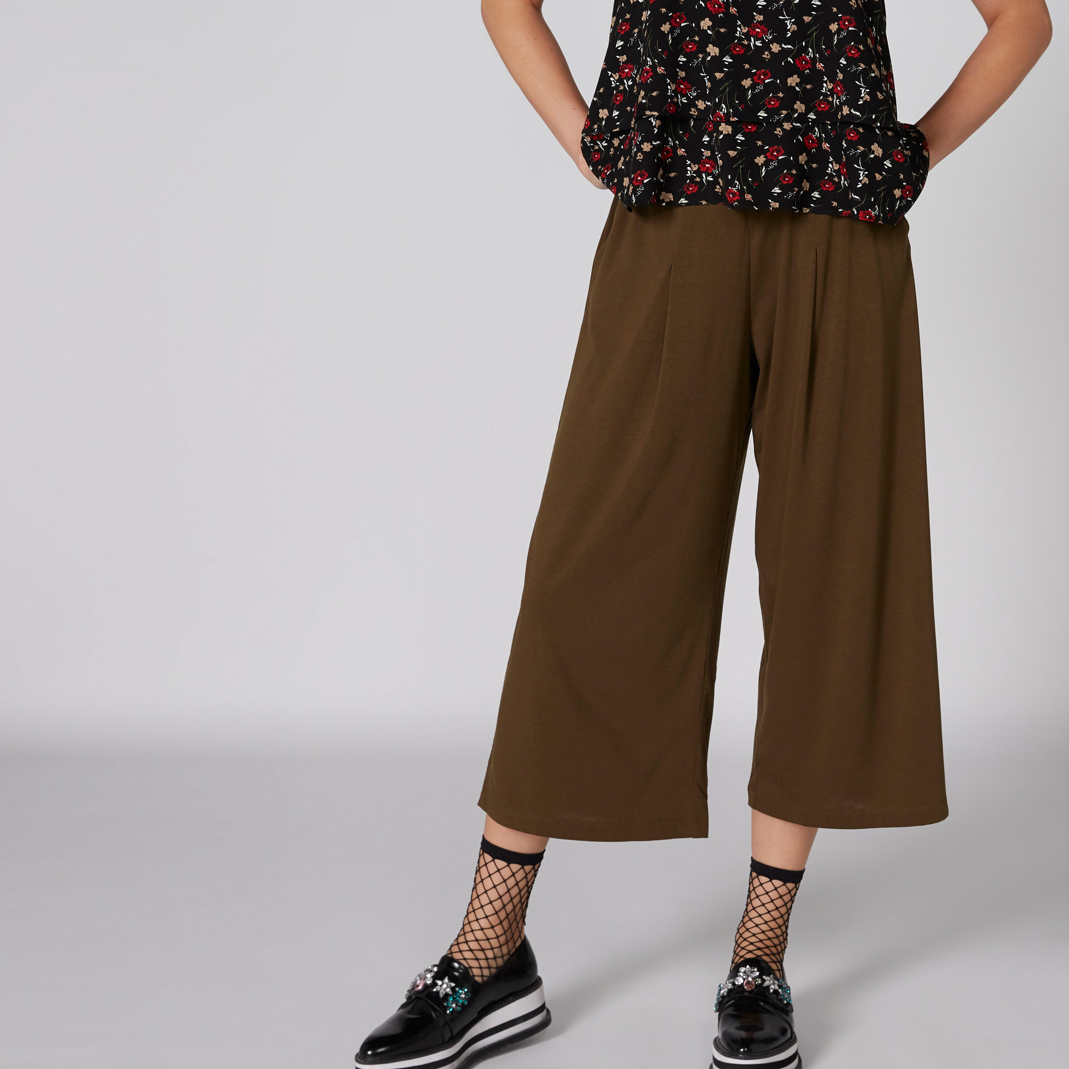 بنطال واسع الساقين بخصر مطّاطي وجيوب-women-clothing-bottoms-trousers-image-3