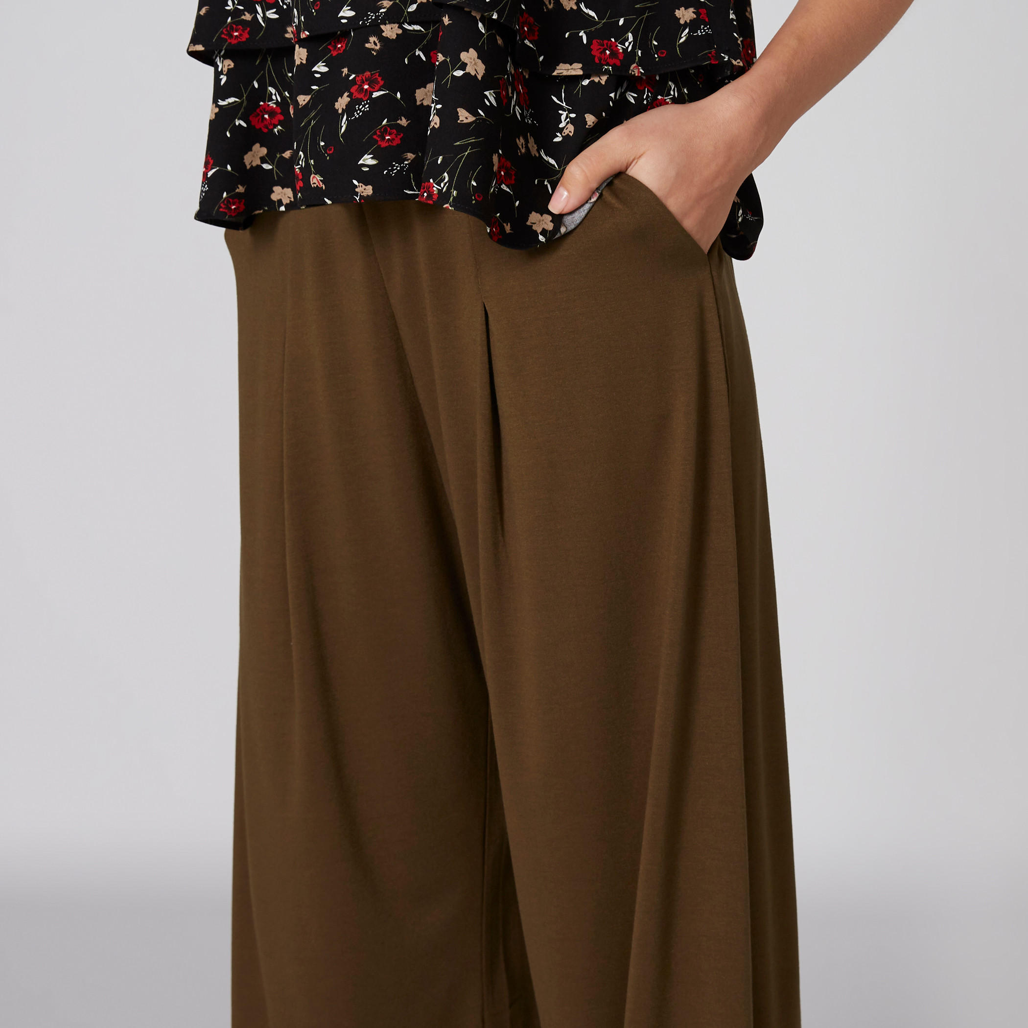 بنطال واسع الساقين بخصر مطّاطي وجيوب-women-clothing-bottoms-trousers-image-4