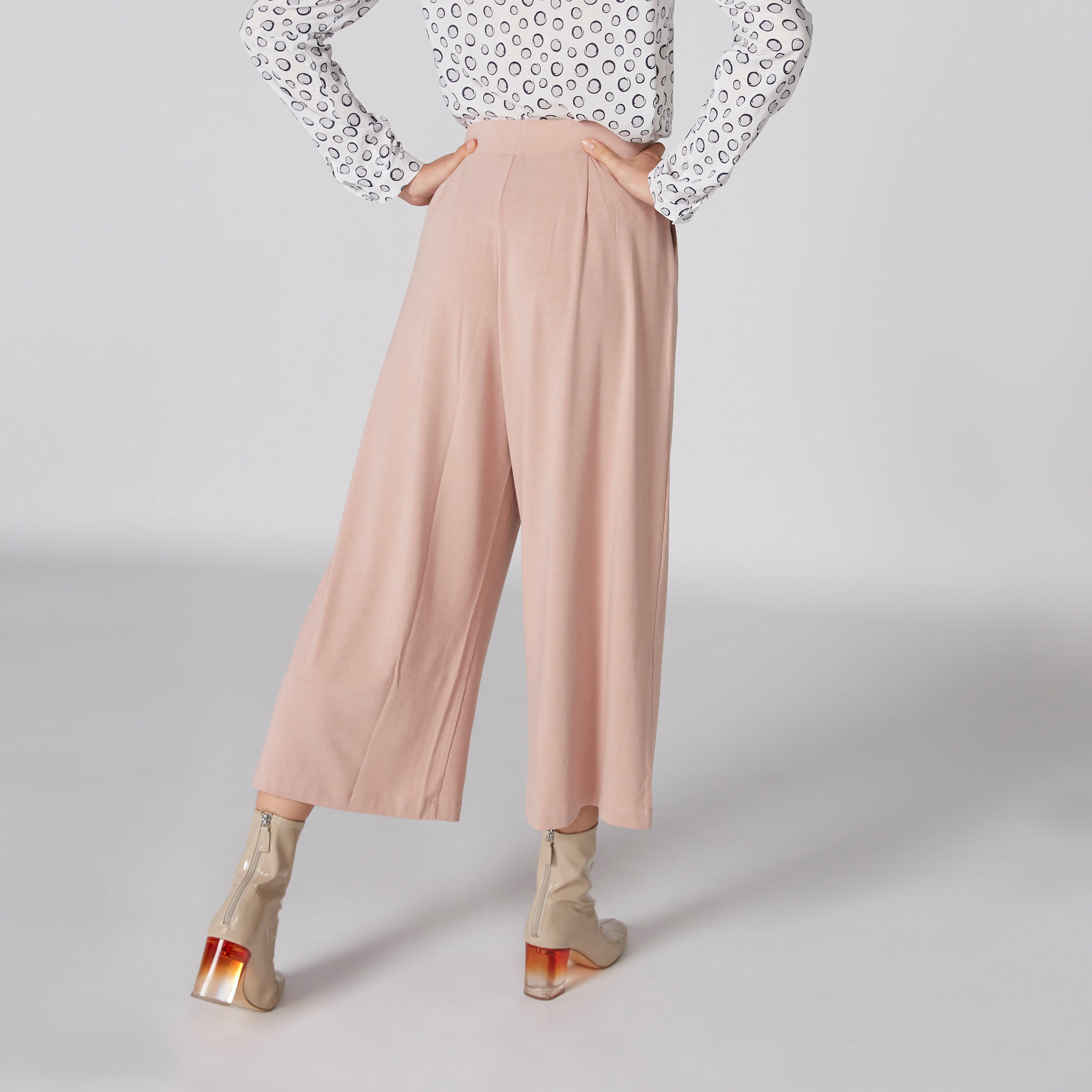بنطال واسع الساقين بخصر مطّاطي وجيوب-women-clothing-bottoms-trousers-image-2