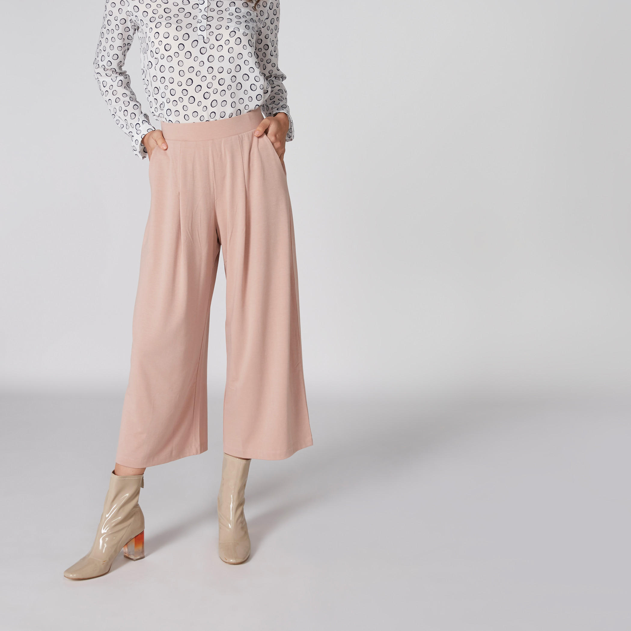 بنطال واسع الساقين بخصر مطّاطي وجيوب-women-clothing-bottoms-trousers-image-3