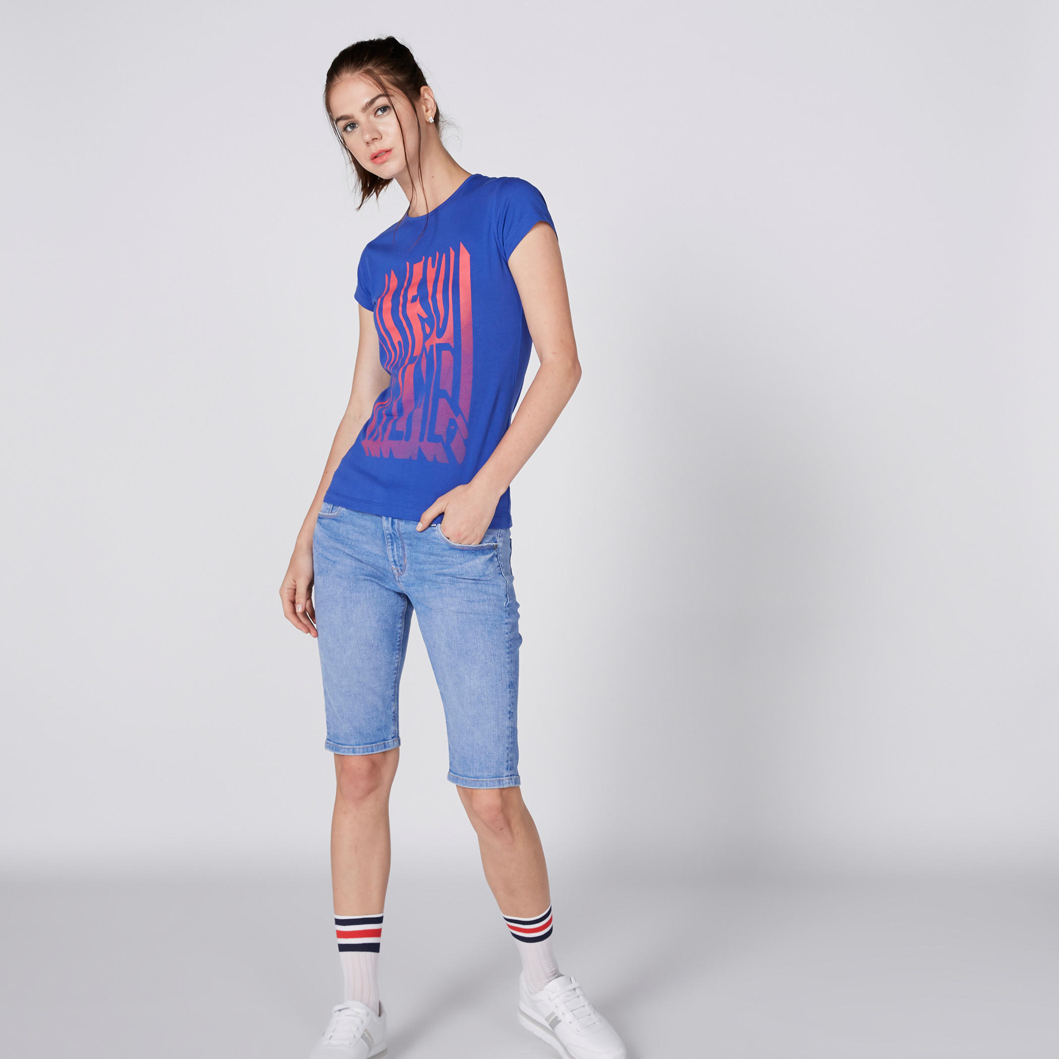 تيشيرت بياقة مستديرة وأكمام كاب وطبعات-women-clothing-tshirts-image-3