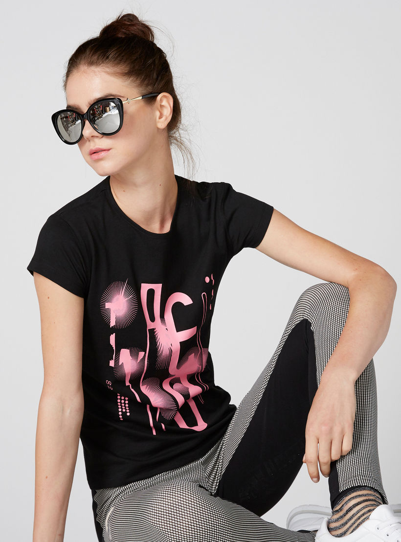 تيشيرت بياقة مستديرة وأكمام كاب وطبعات-women-clothing-tshirts-image-4