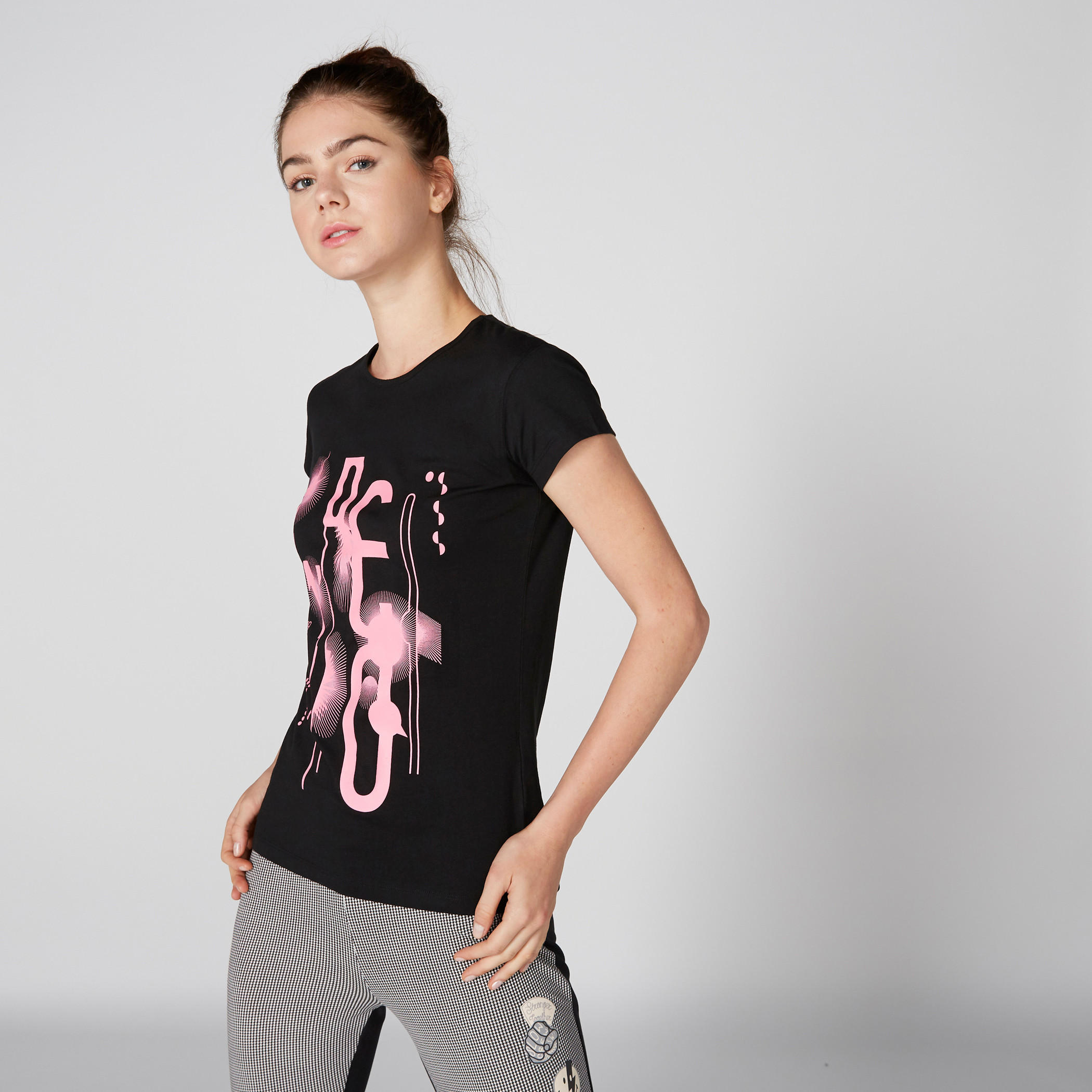 تيشيرت بياقة مستديرة وأكمام كاب وطبعات-women-clothing-tshirts-image-2