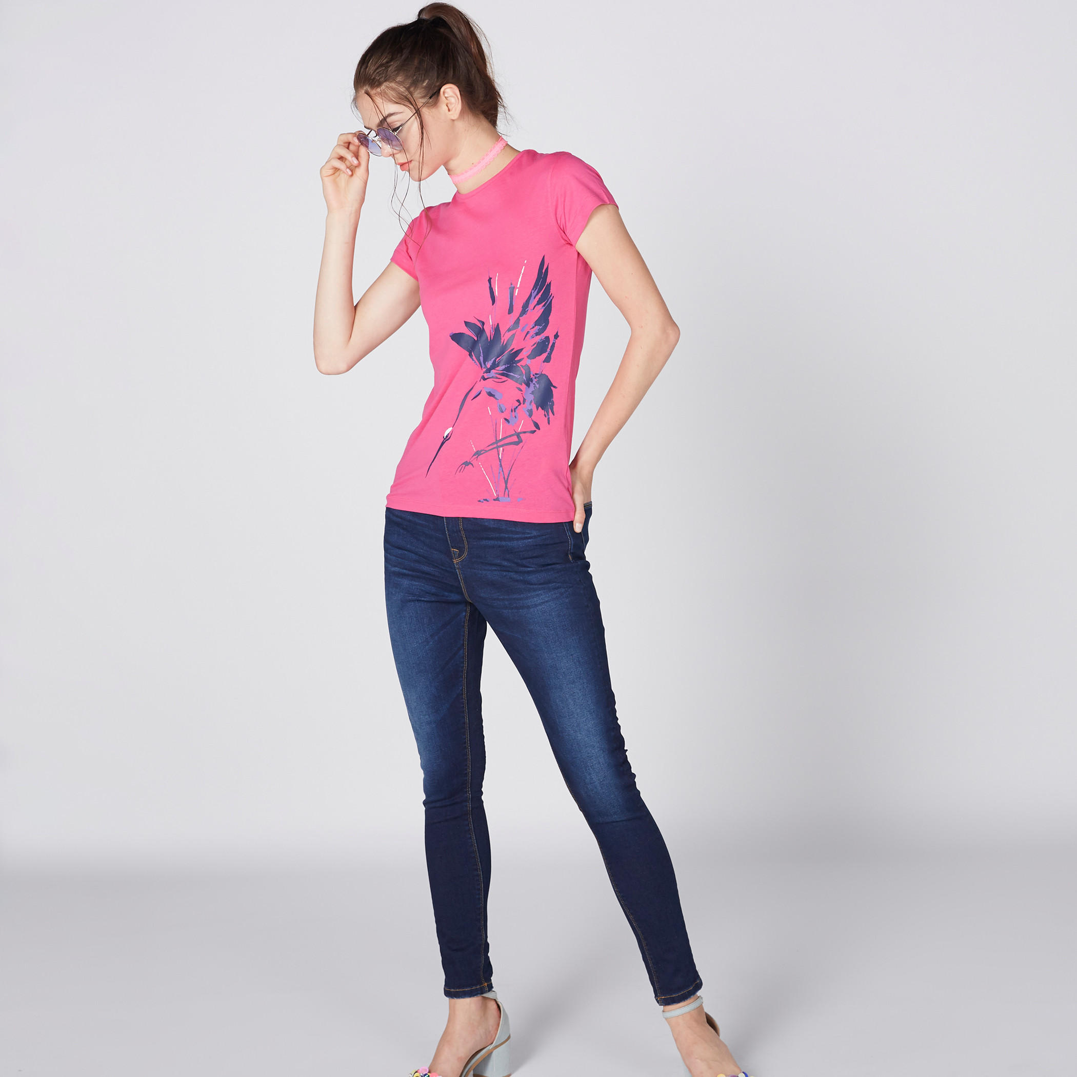 تيشيرت بياقة مستديرة وأكمام كاب وطبعات-women-clothing-tshirts-image-3