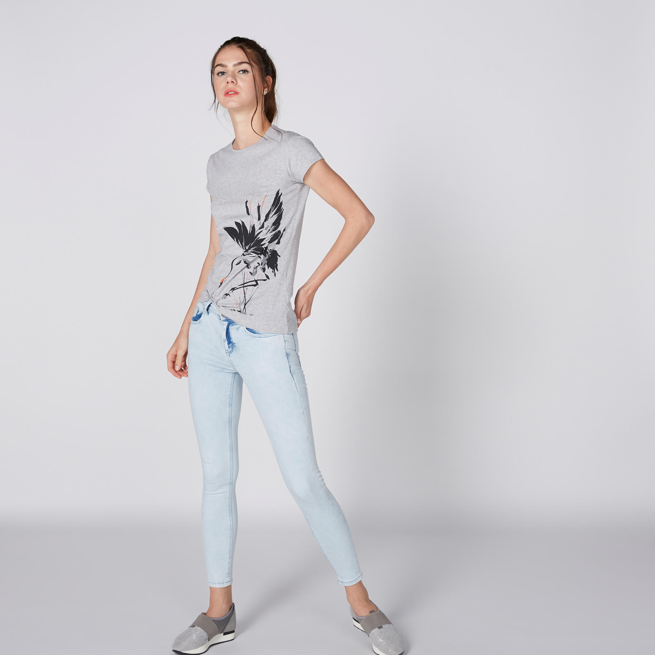 تيشيرت بياقة مستديرة وأكمام كاب وطبعات-women-clothing-tshirts-image-3