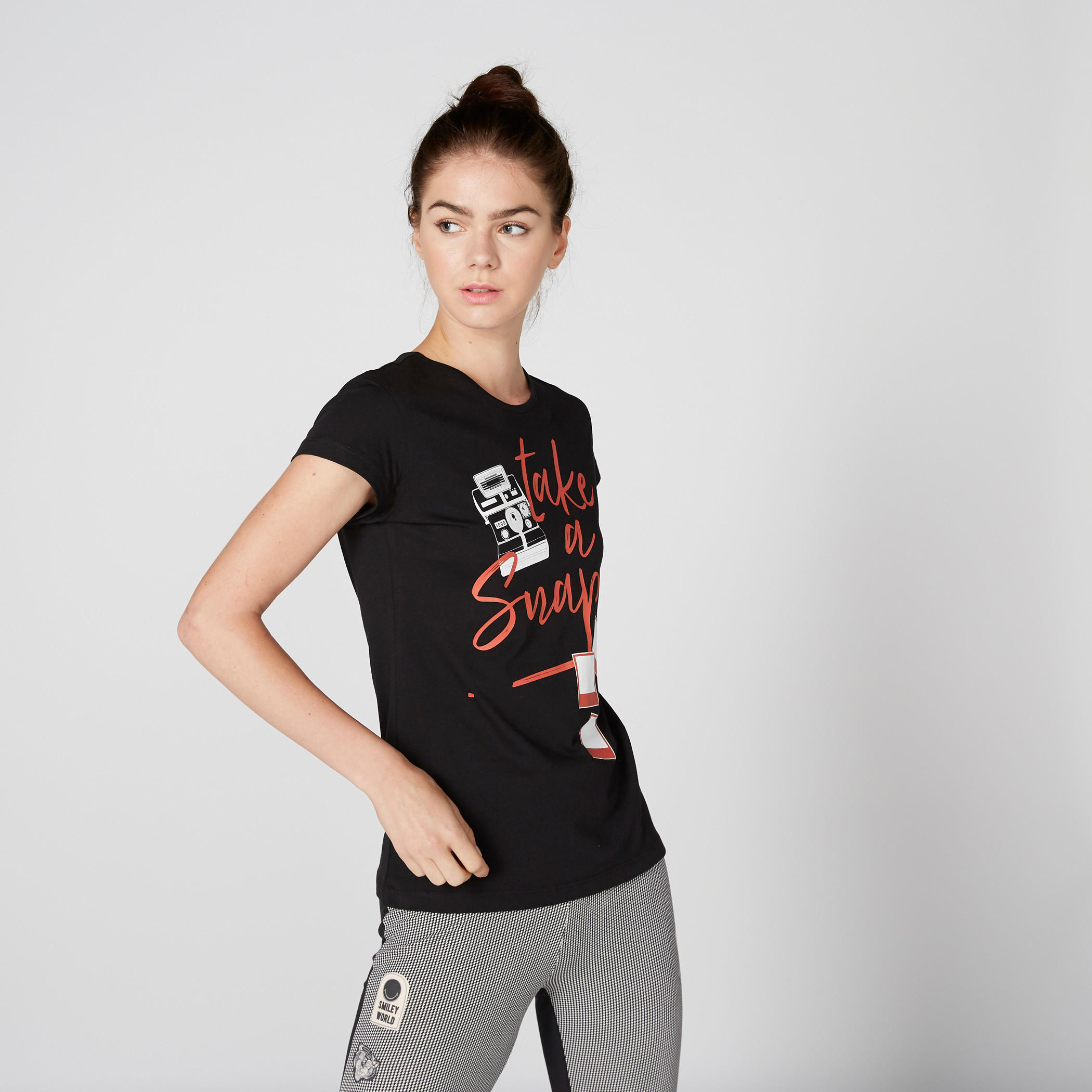 تيشيرت بياقة مستديرة وأكمام كاب وطبعات-women-clothing-tshirts-image-2