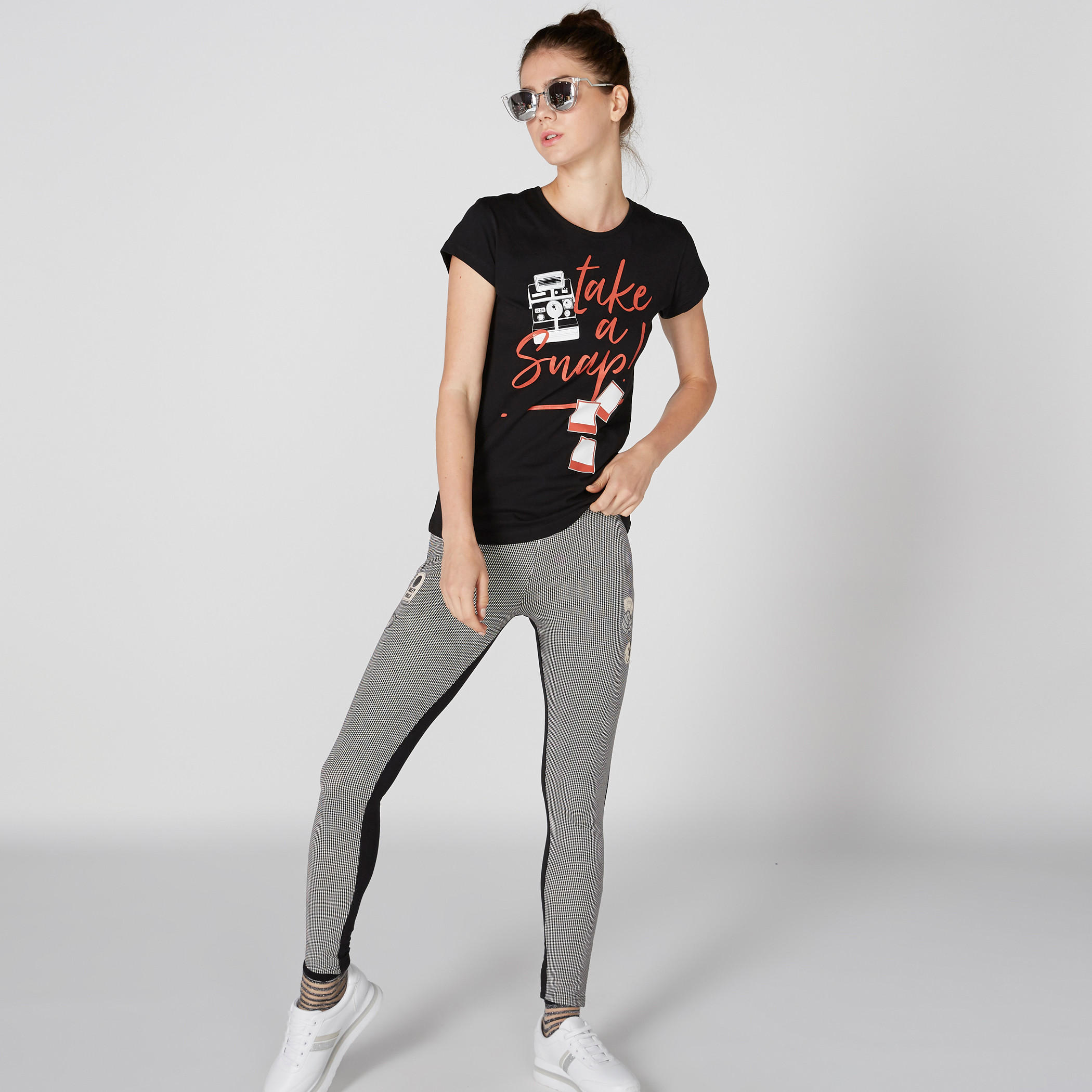 تيشيرت بياقة مستديرة وأكمام كاب وطبعات-women-clothing-tshirts-image-4