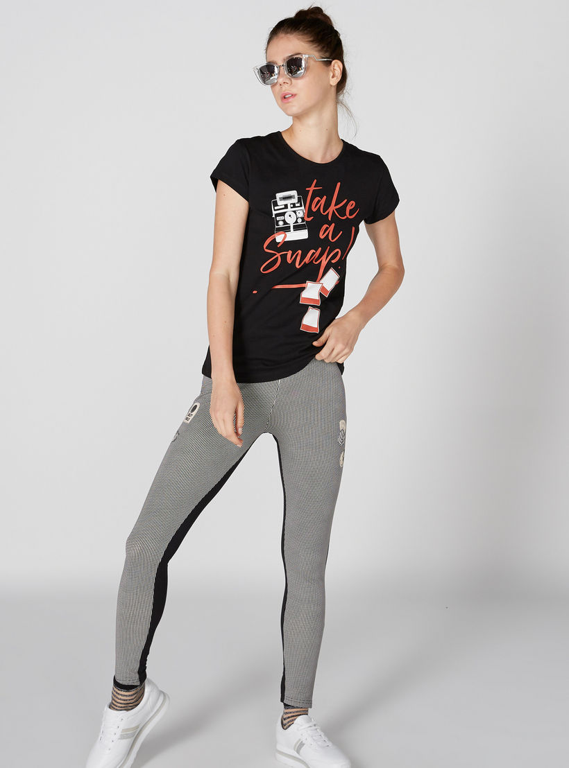 تيشيرت بياقة مستديرة وأكمام كاب وطبعات-women-clothing-tshirts-image-4