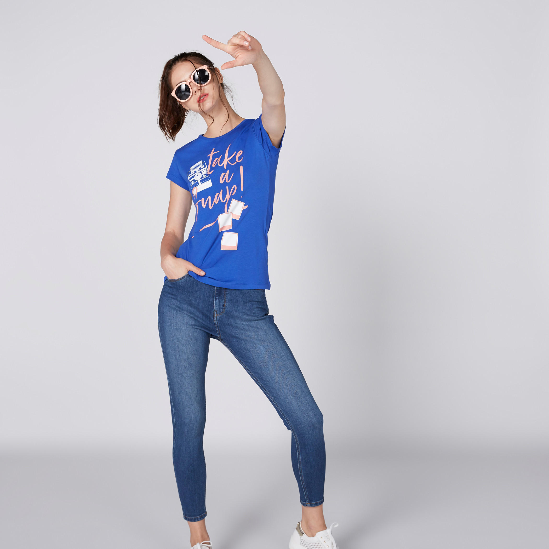 تيشيرت بياقة مستديرة وأكمام كاب وطبعات-women-clothing-tshirts-image-1