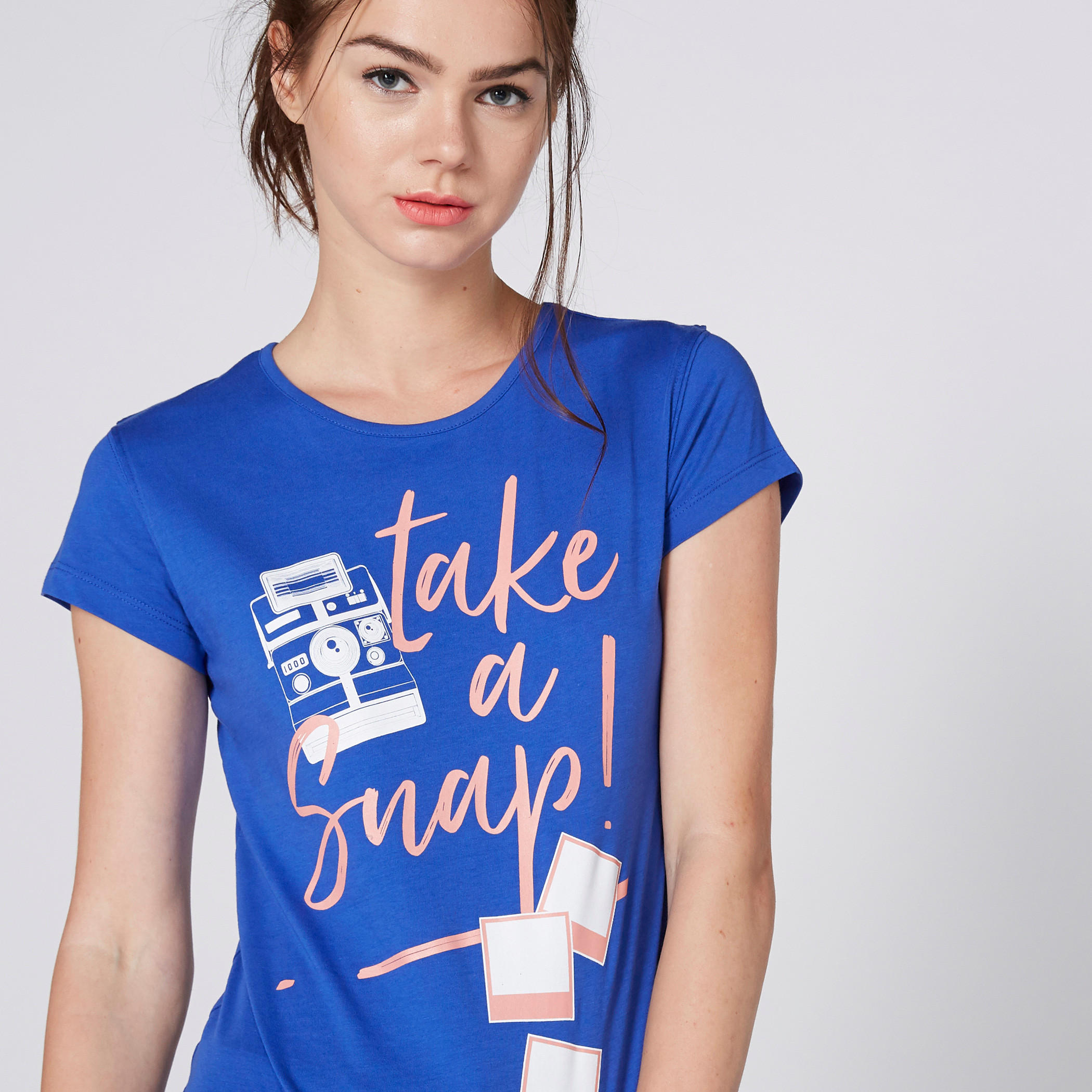 تيشيرت بياقة مستديرة وأكمام كاب وطبعات-women-clothing-tshirts-image-2